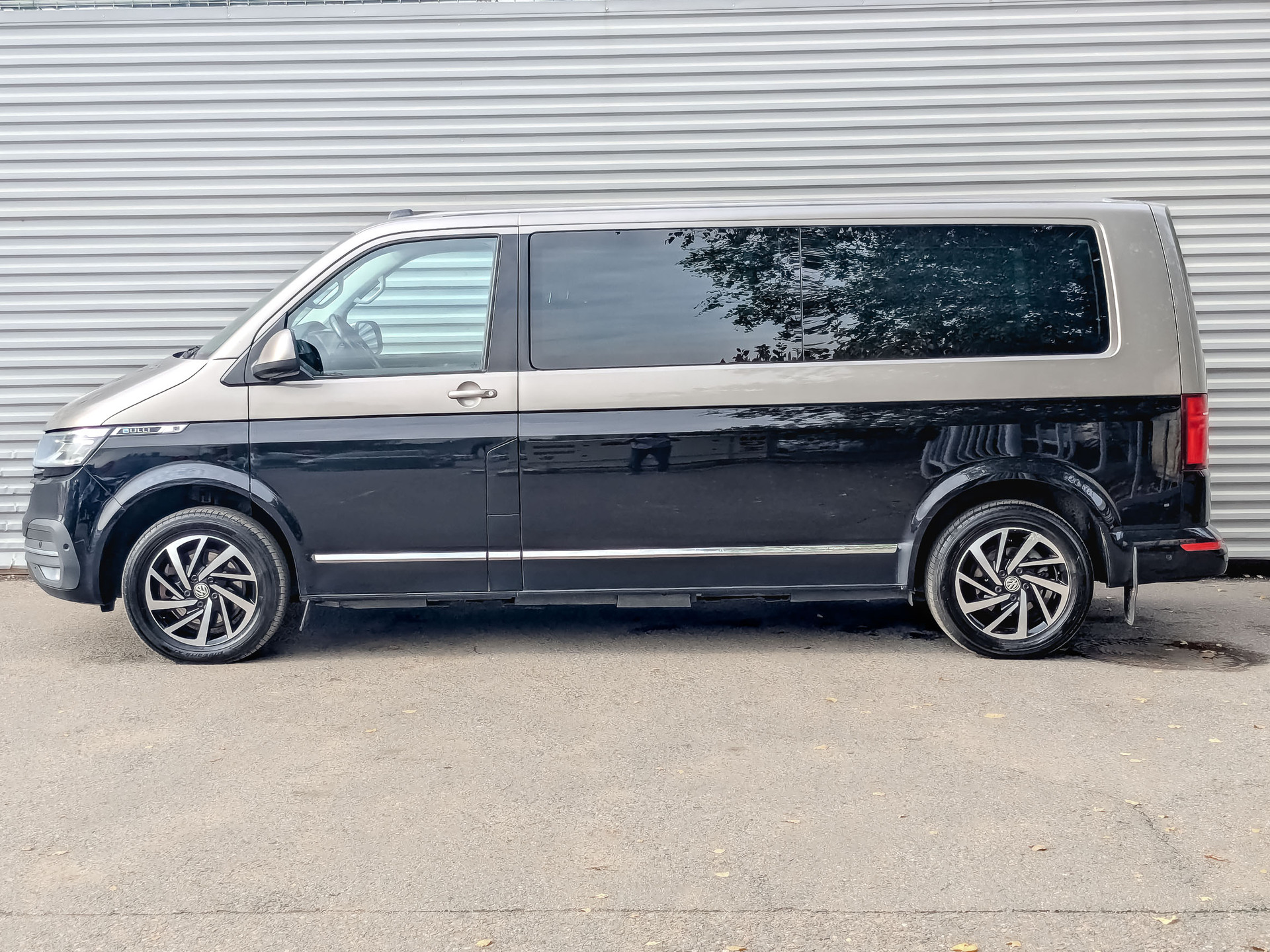 VOLKSWAGEN Multivan 2.00 (199 л.с), автомат, 2021, пробег 208 000 км