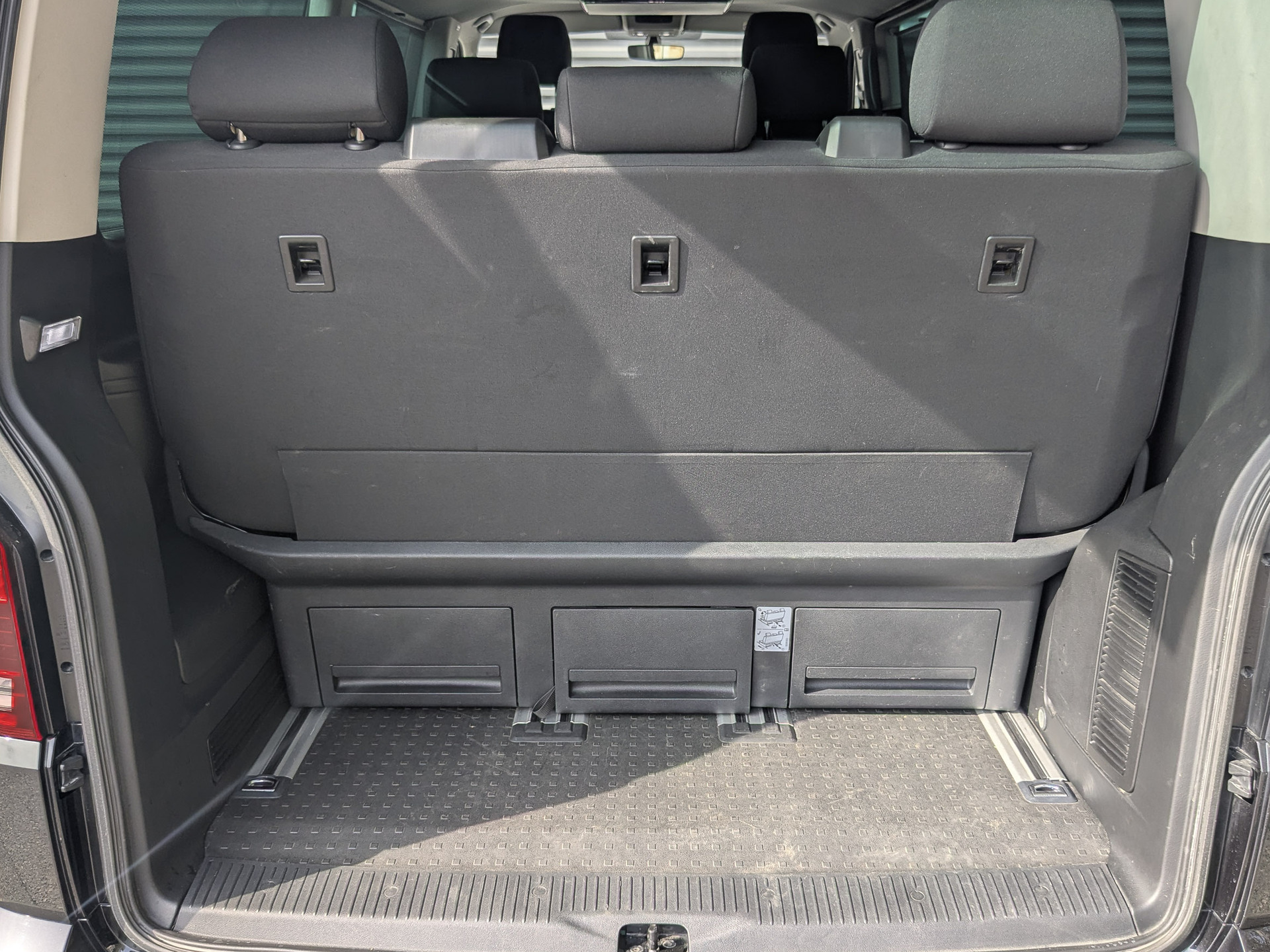VOLKSWAGEN Multivan 2.00 (199 л.с), автомат, 2021, пробег 208 000 км