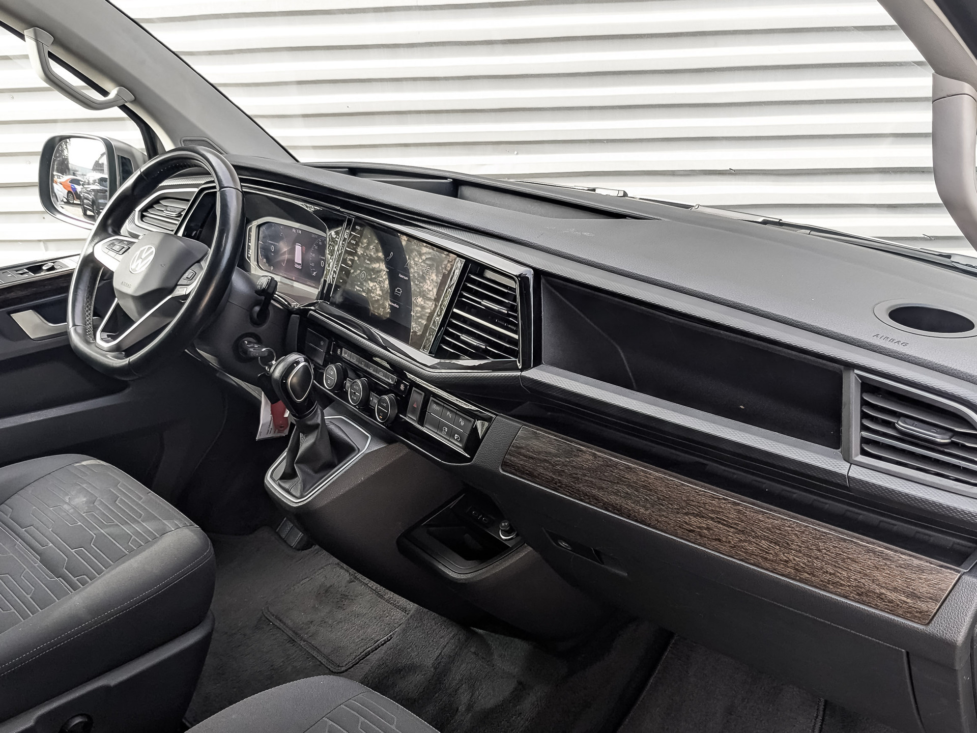 VOLKSWAGEN Multivan 2.00 (199 л.с), автомат, 2021, пробег 208 000 км