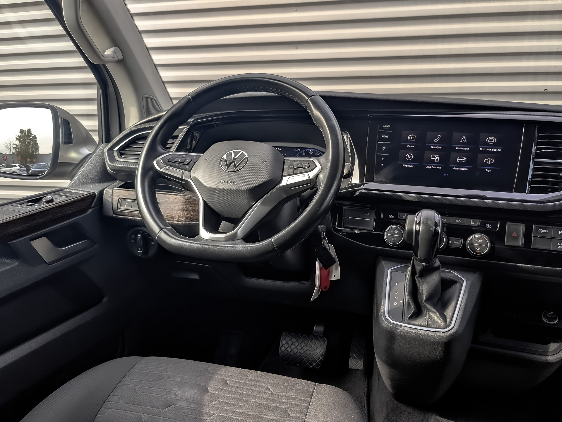 VOLKSWAGEN Multivan 2.00 (199 л.с), автомат, 2021, пробег 208 000 км