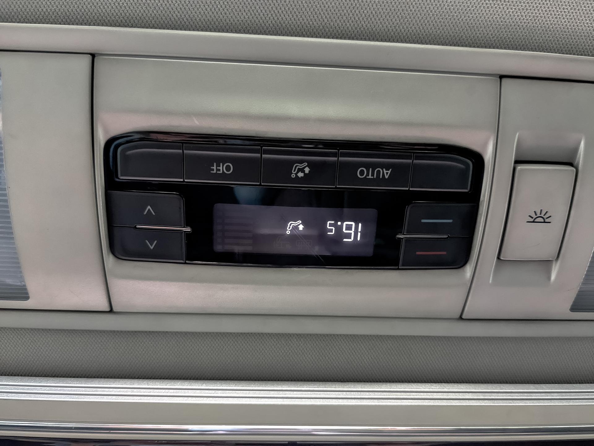 VOLKSWAGEN Multivan 2.00 (199 л.с), автомат, 2021, пробег 208 000 км