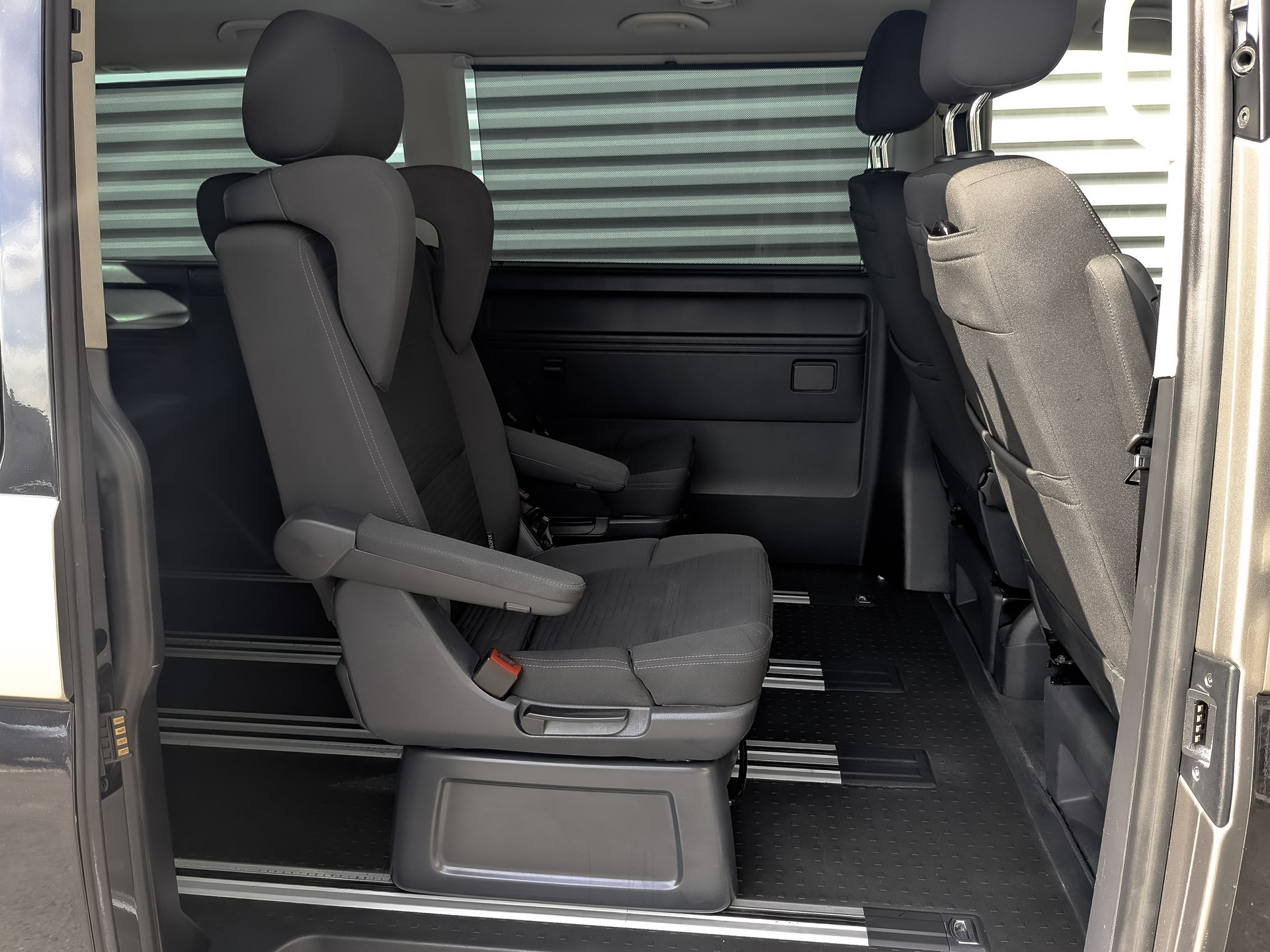 VOLKSWAGEN Multivan 2.00 (199 л.с), автомат, 2021, пробег 208 000 км