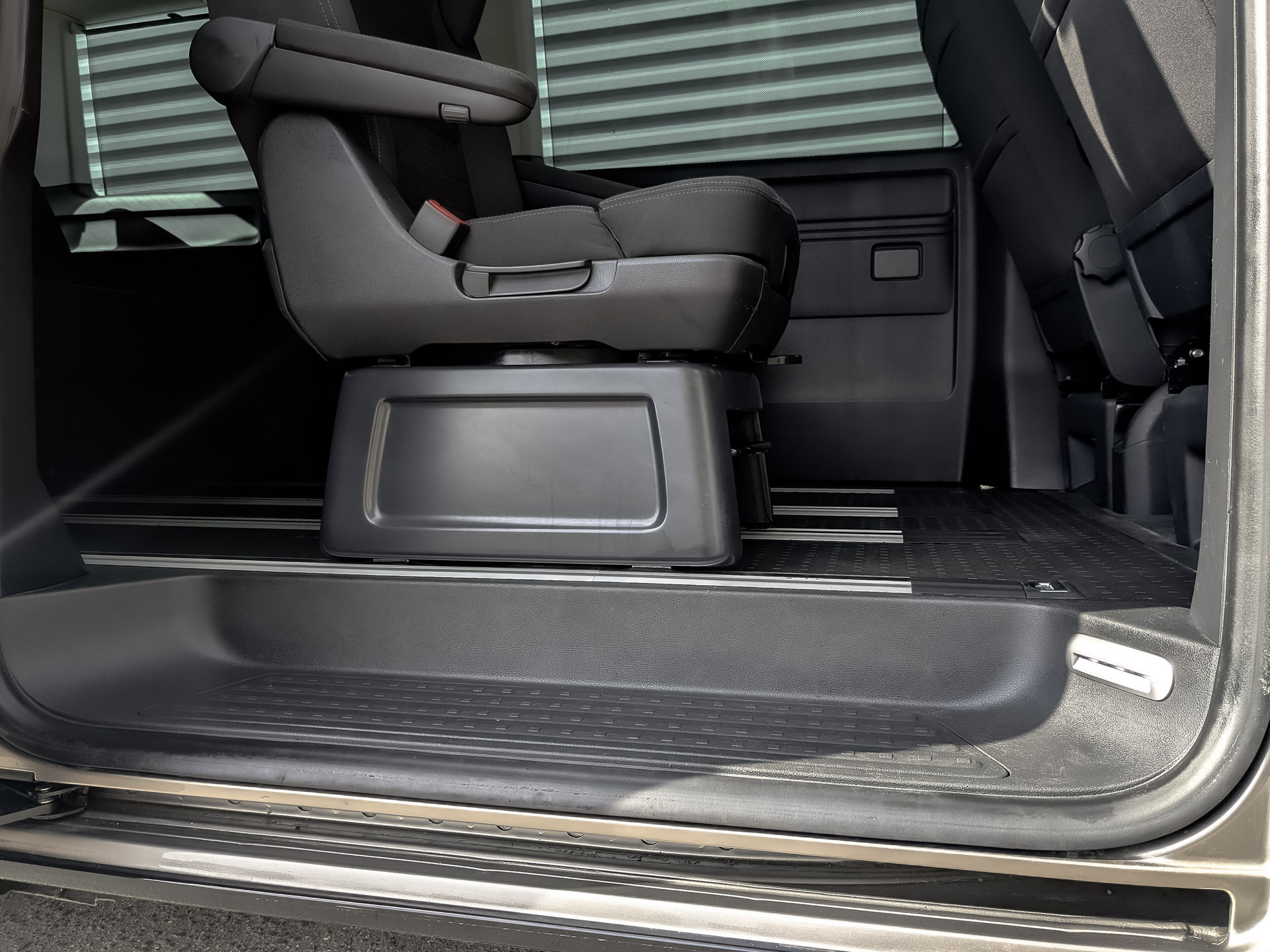 VOLKSWAGEN Multivan 2.00 (199 л.с), автомат, 2021, пробег 208 000 км