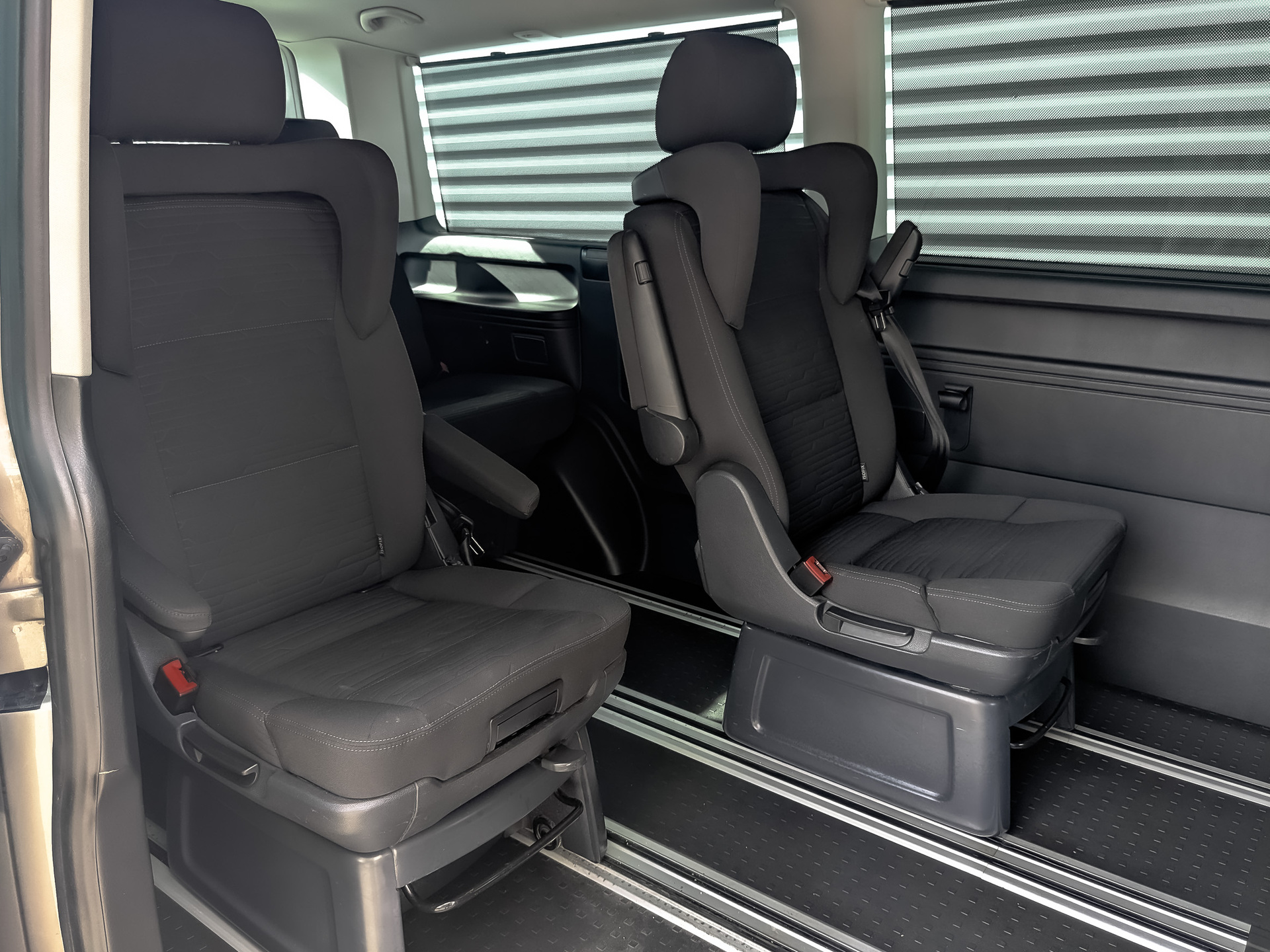 VOLKSWAGEN Multivan 2.00 (199 л.с), автомат, 2021, пробег 208 000 км