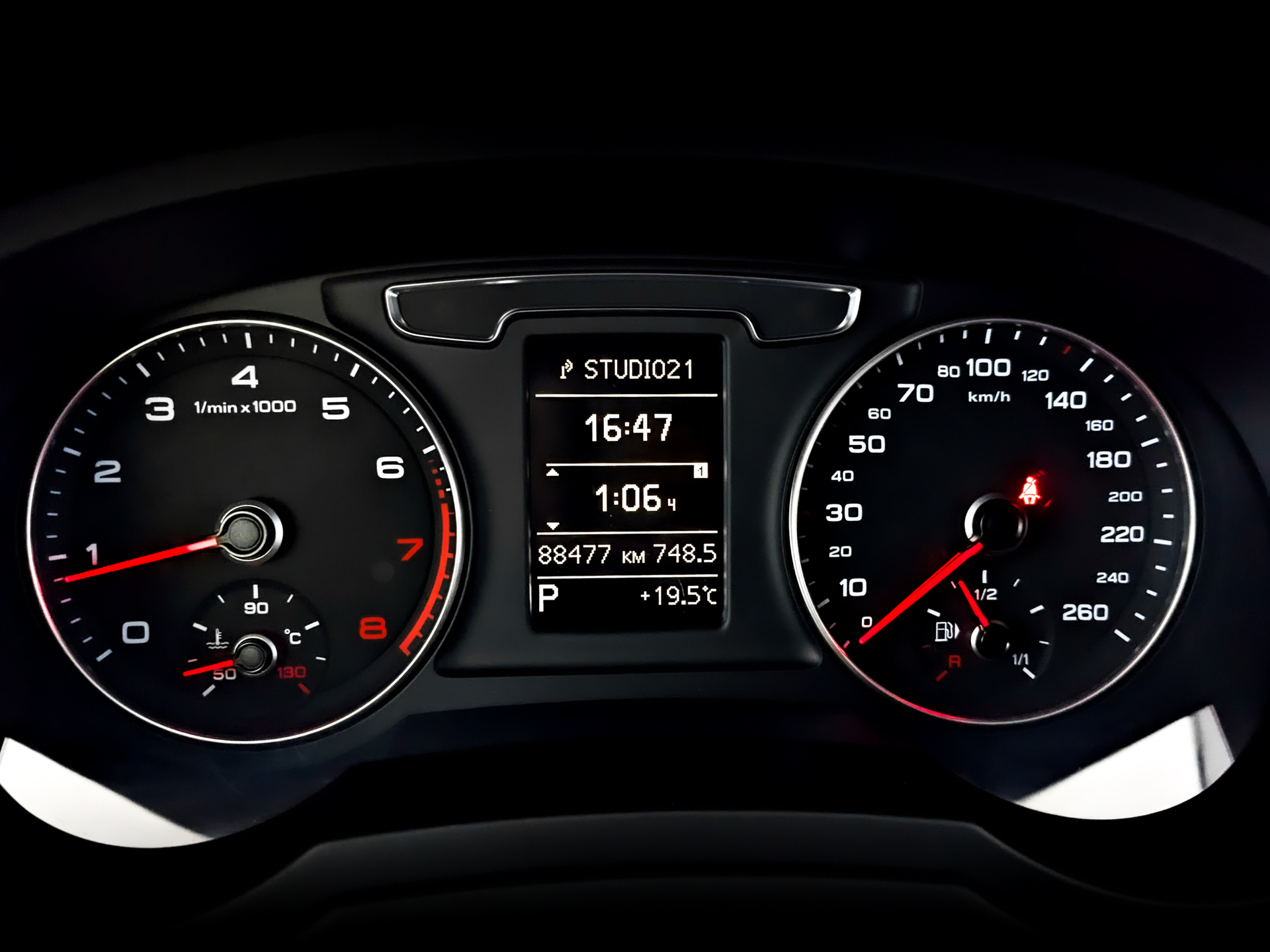 AUDI Q3 2.00 (180 л.с), автомат, 2015, пробег 88 475 км