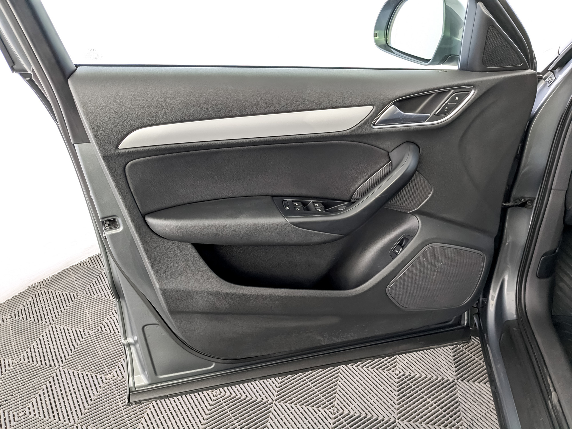 AUDI Q3 2.00 (180 л.с), автомат, 2015, пробег 88 475 км