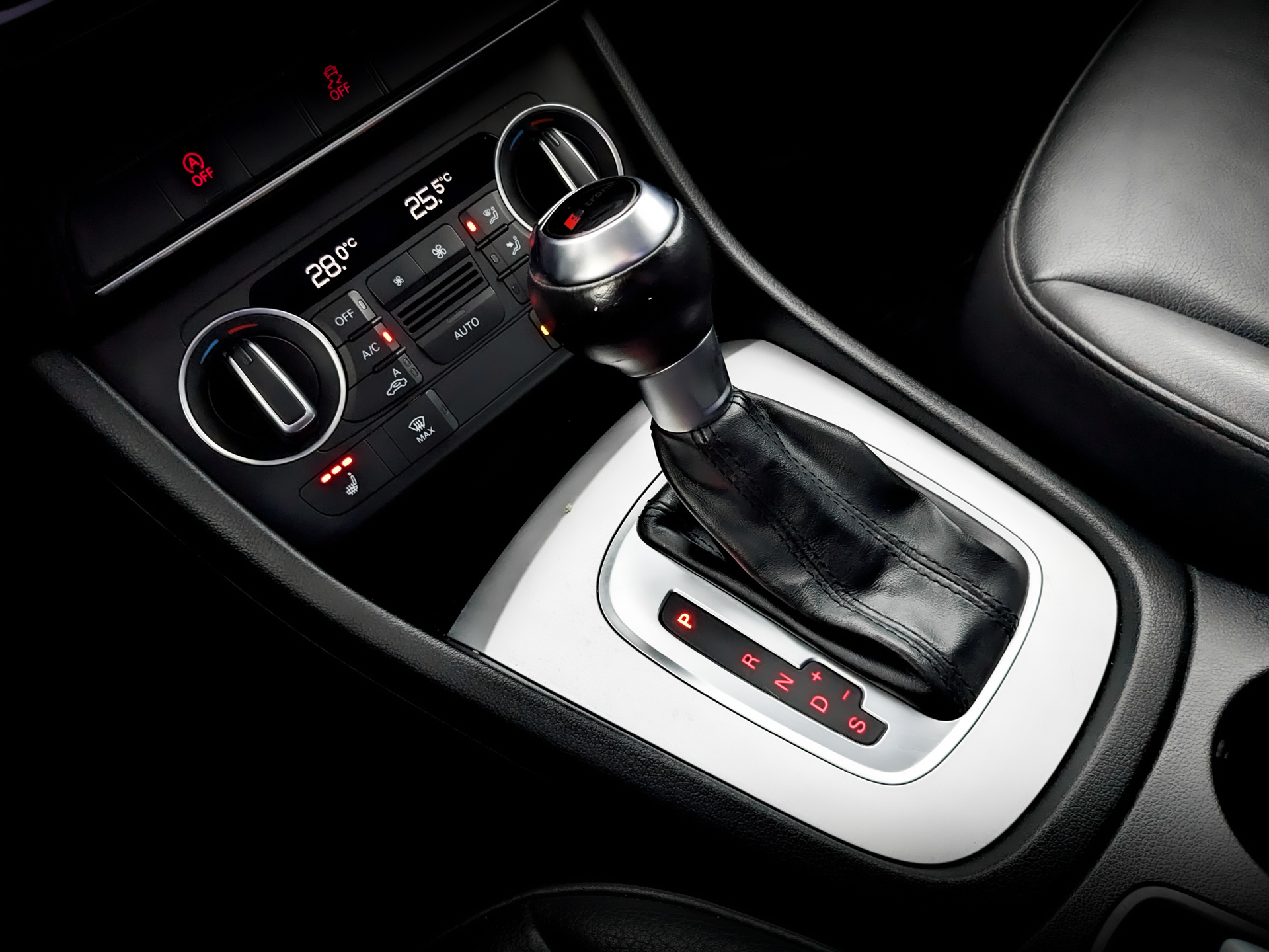 AUDI Q3 2.00 (180 л.с), автомат, 2015, пробег 88 475 км