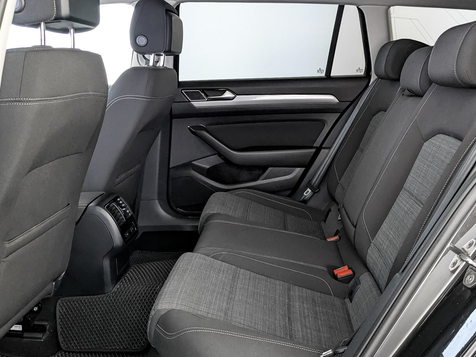 VOLKSWAGEN Passat 1.50 (150 л.с), автомат, 2021, пробег 119 353 км