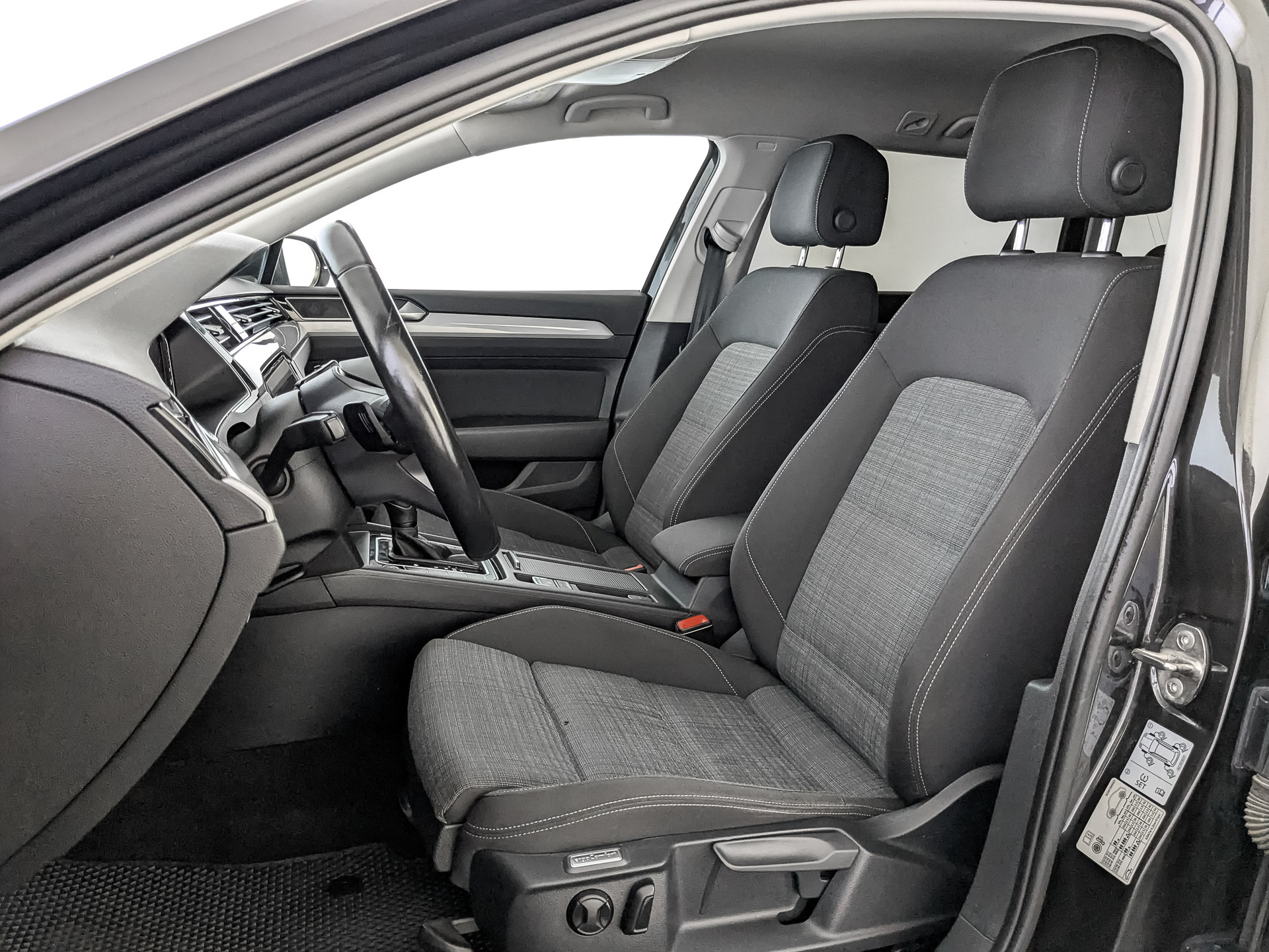 VOLKSWAGEN Passat 1.50 (150 л.с), автомат, 2021, пробег 119 353 км