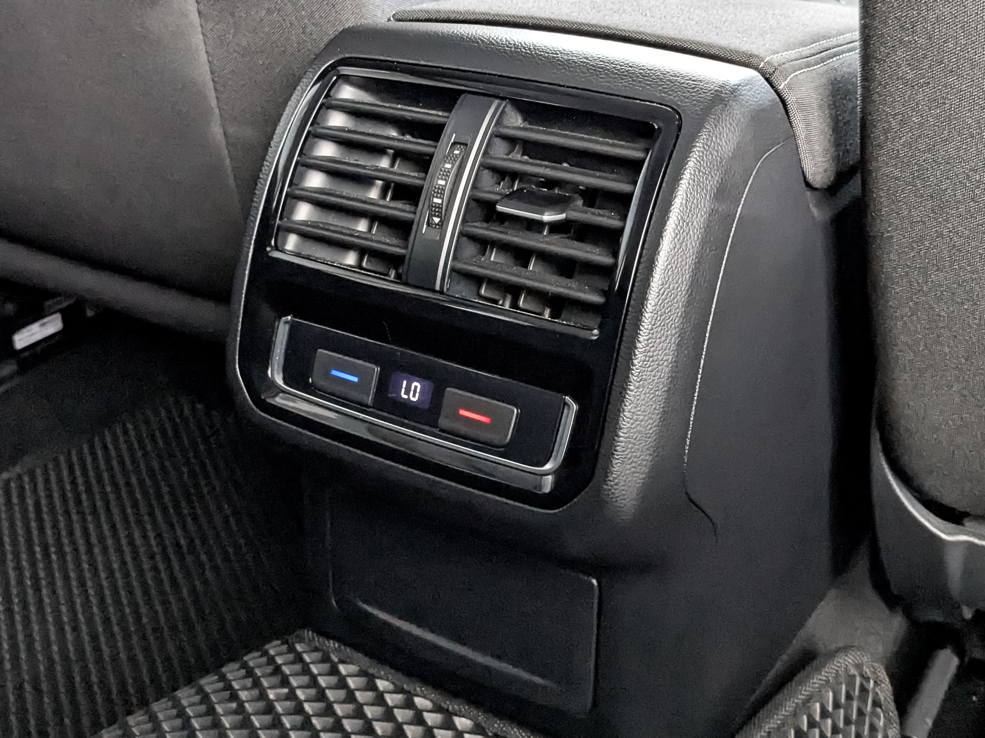 VOLKSWAGEN Passat 1.50 (150 л.с), автомат, 2021, пробег 119 353 км