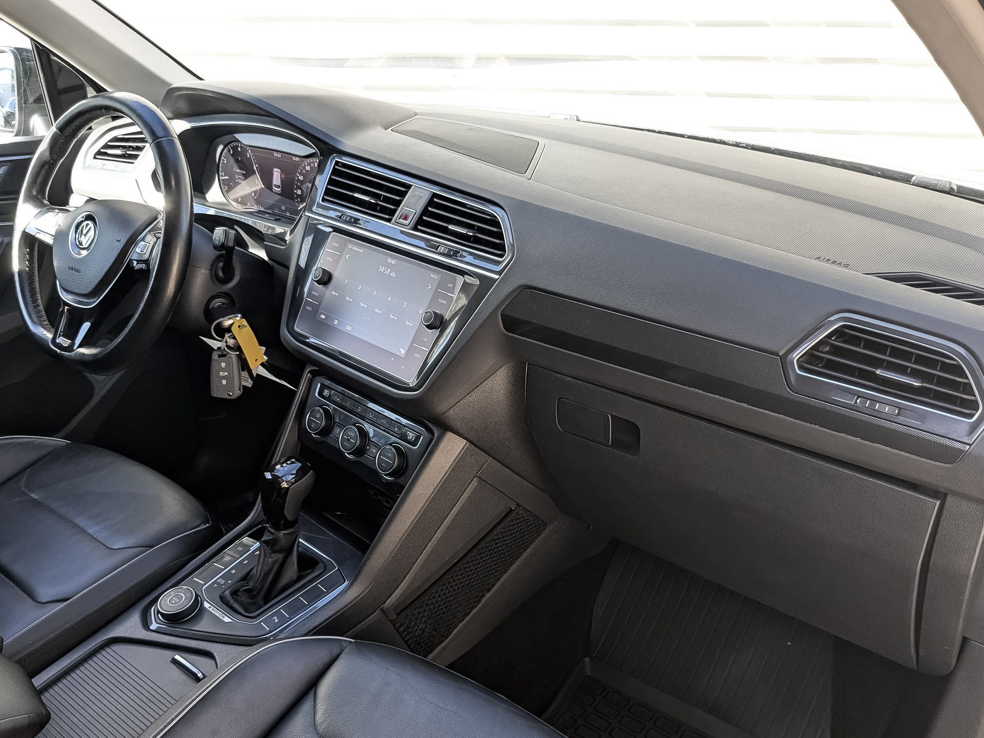 VOLKSWAGEN Tiguan 1.40 (150 л.с), автомат, 2018, пробег 105 348 км