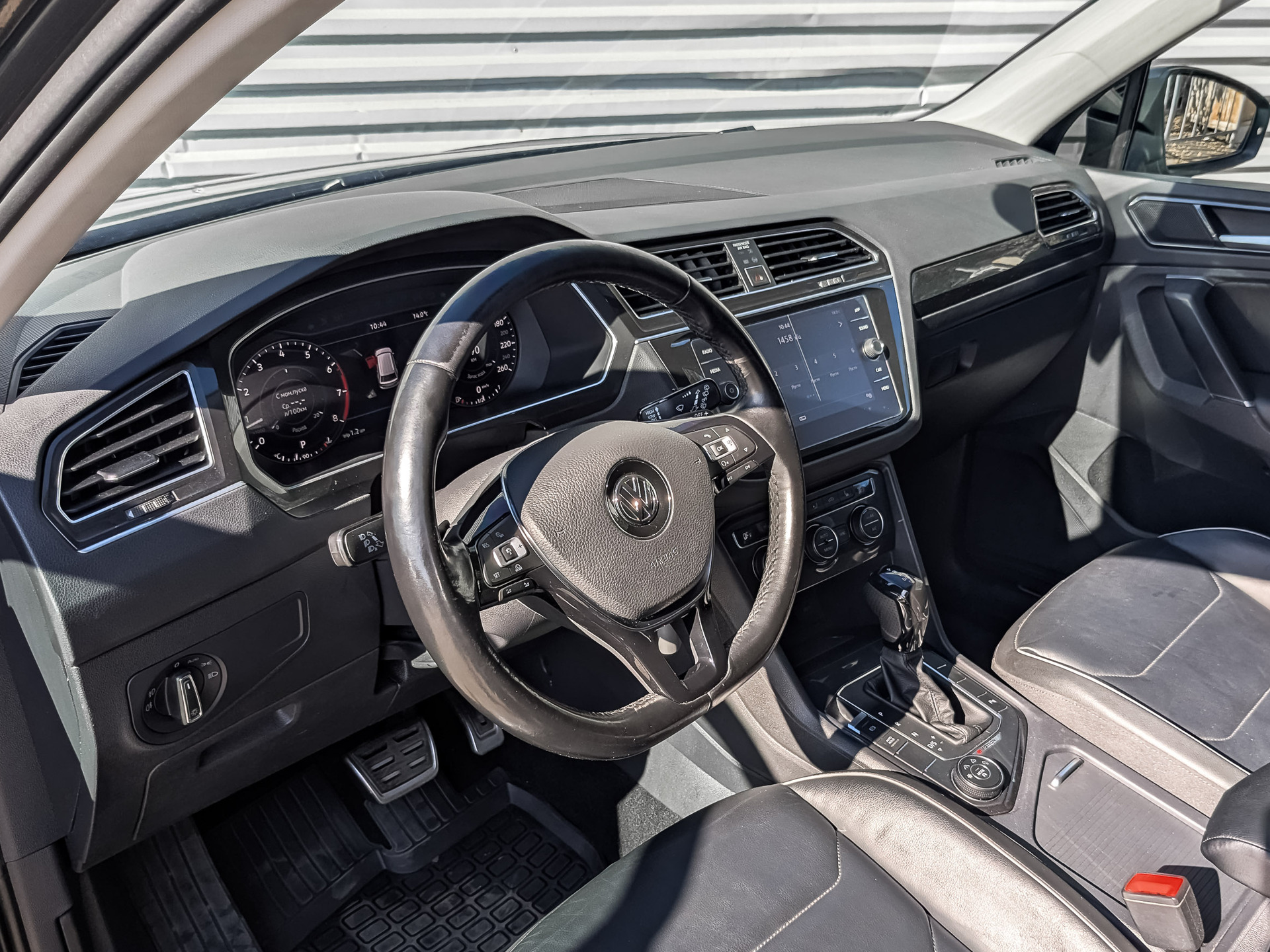 VOLKSWAGEN Tiguan 1.40 (150 л.с), автомат, 2018, пробег 105 348 км