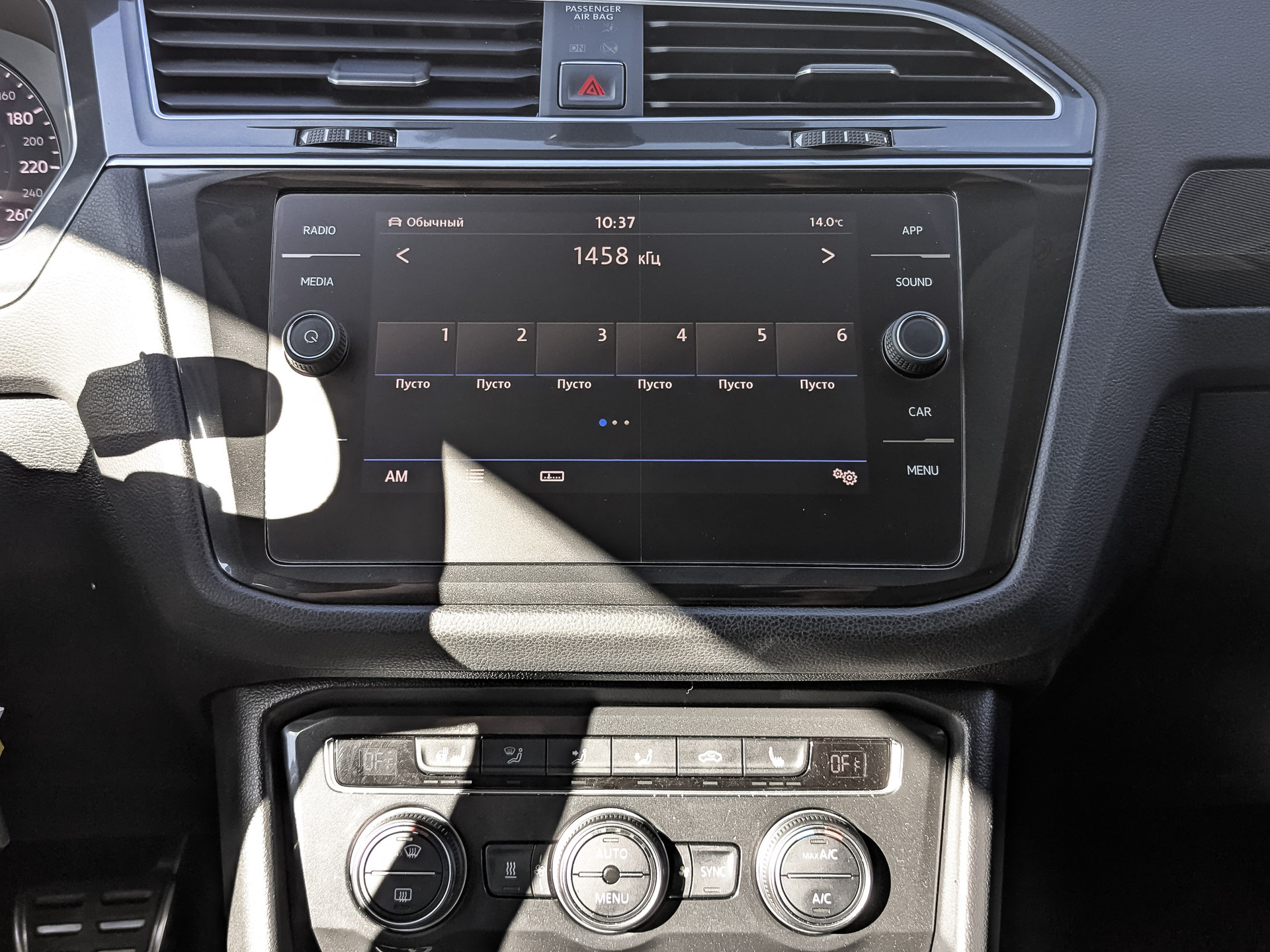 VOLKSWAGEN Tiguan 1.40 (150 л.с), автомат, 2018, пробег 105 348 км