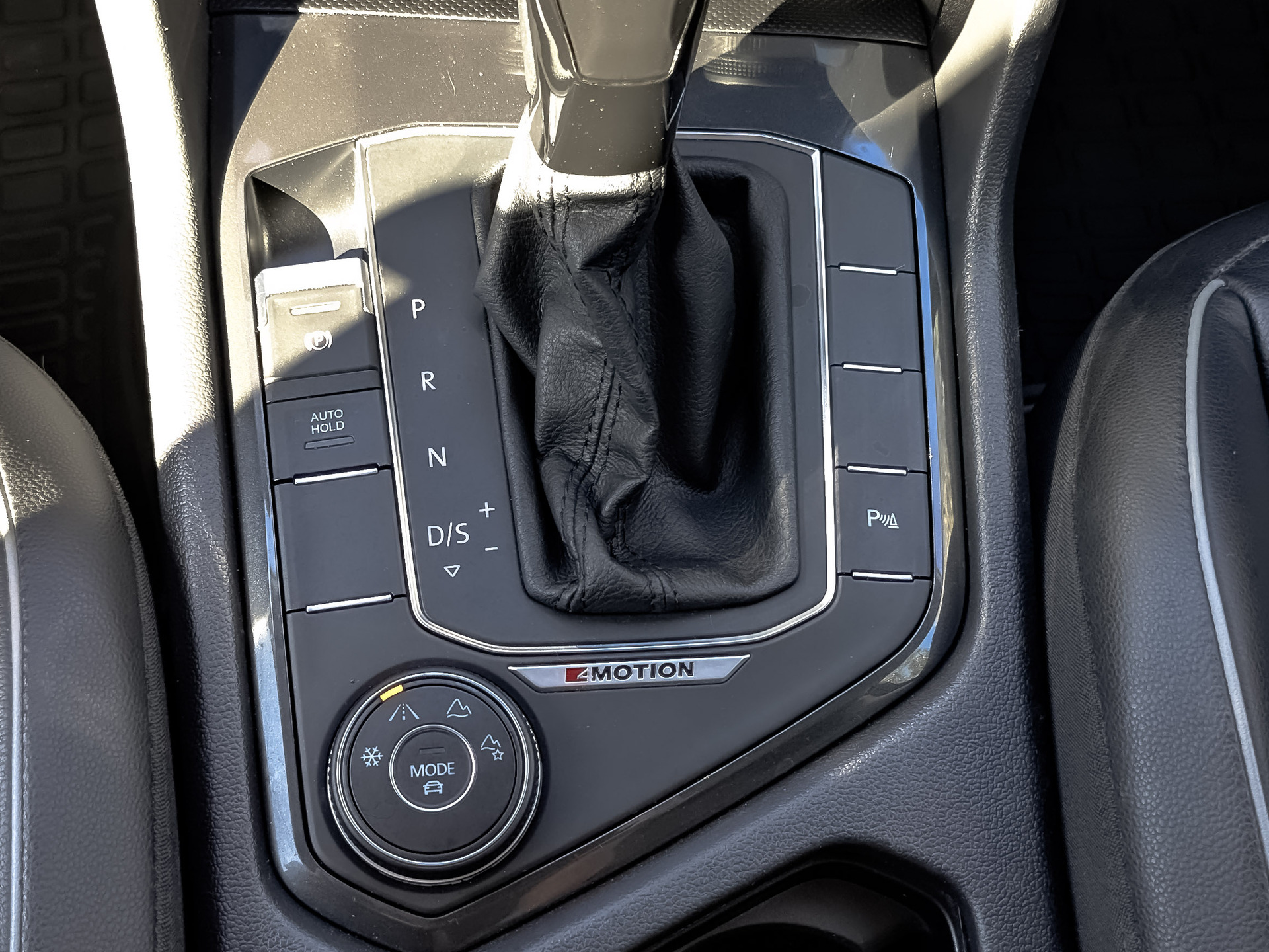 VOLKSWAGEN Tiguan 1.40 (150 л.с), автомат, 2018, пробег 105 348 км