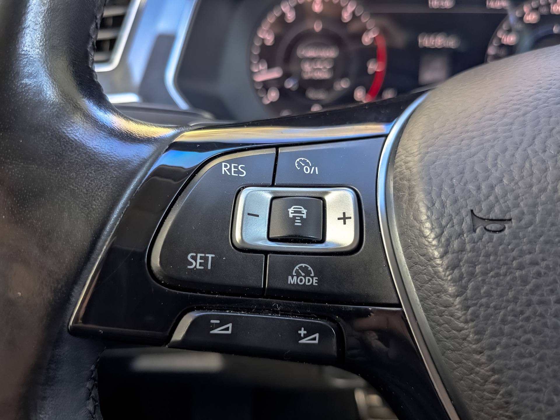 VOLKSWAGEN Tiguan 1.40 (150 л.с), автомат, 2018, пробег 105 348 км