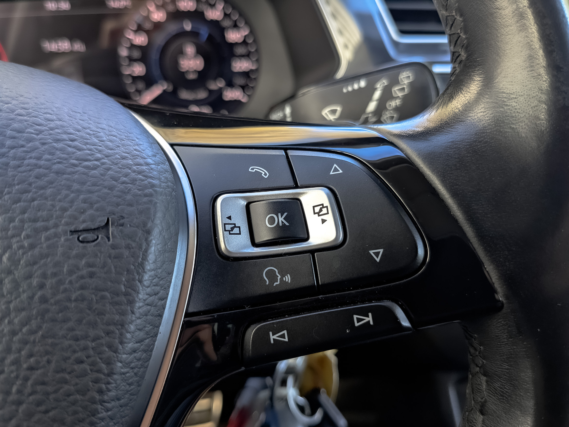 VOLKSWAGEN Tiguan 1.40 (150 л.с), автомат, 2018, пробег 105 348 км
