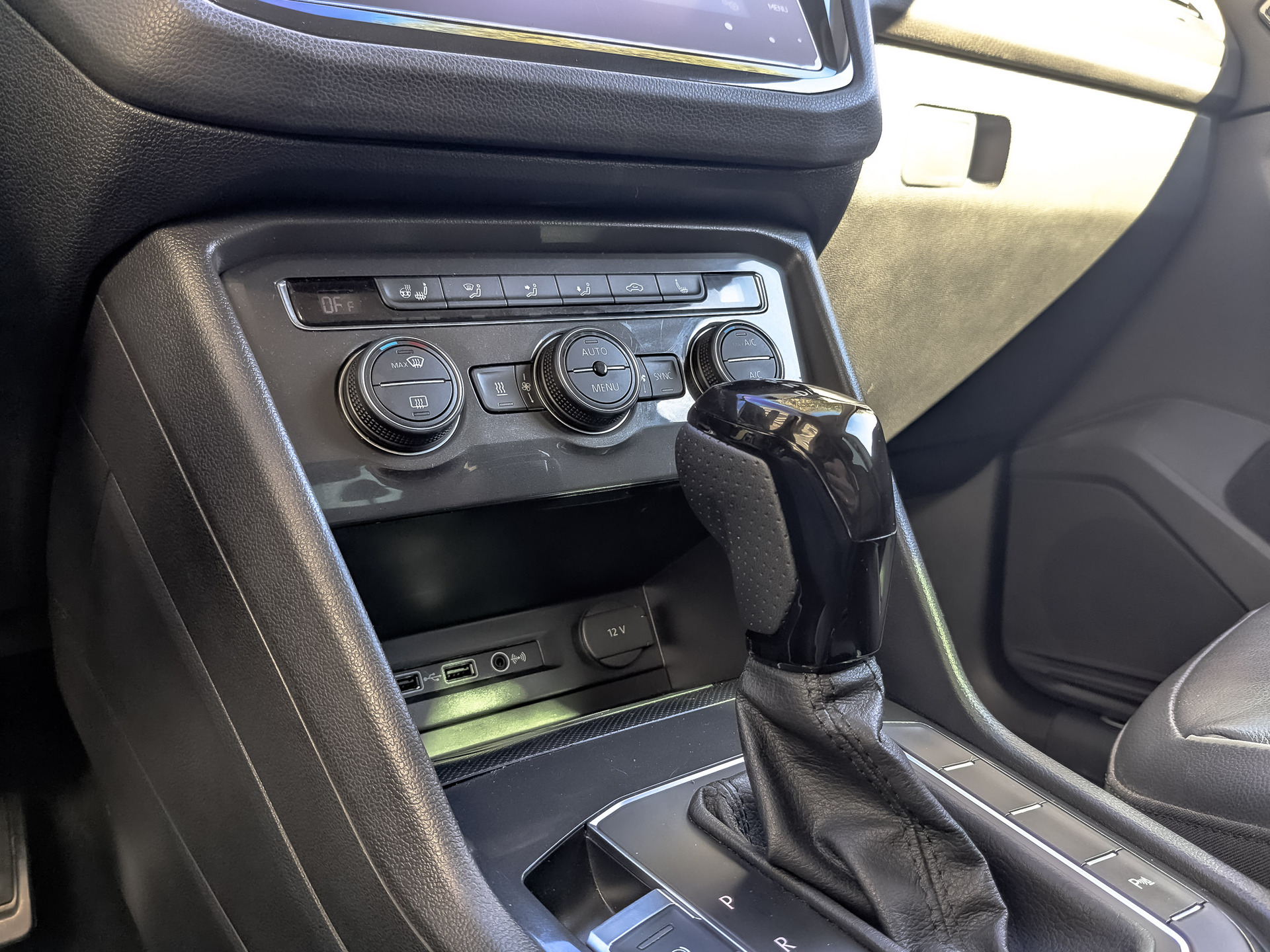 VOLKSWAGEN Tiguan 1.40 (150 л.с), автомат, 2018, пробег 105 348 км