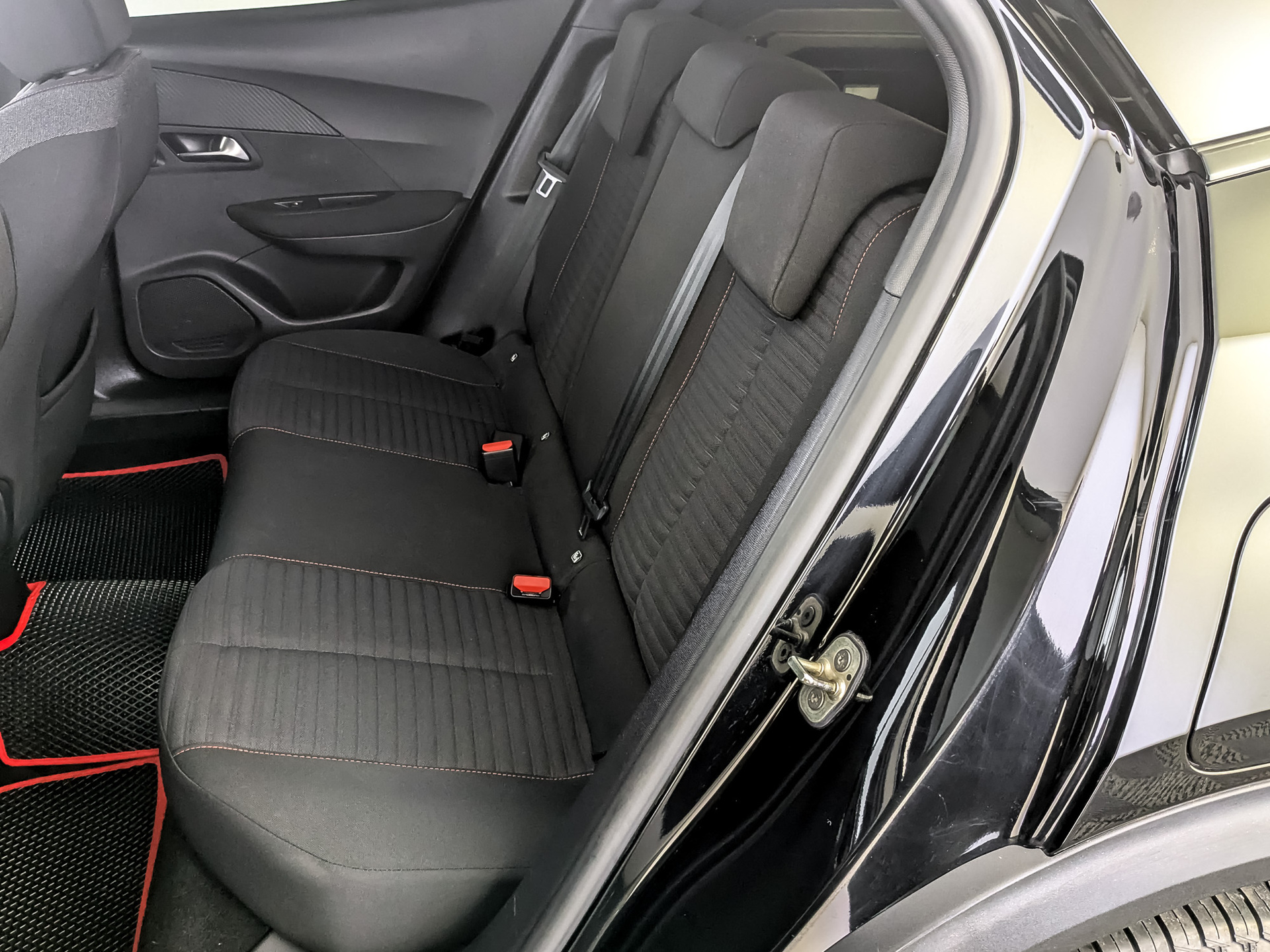PEUGEOT 2008 1.20 (130 л.с), автомат, 2021, пробег 118 589 км