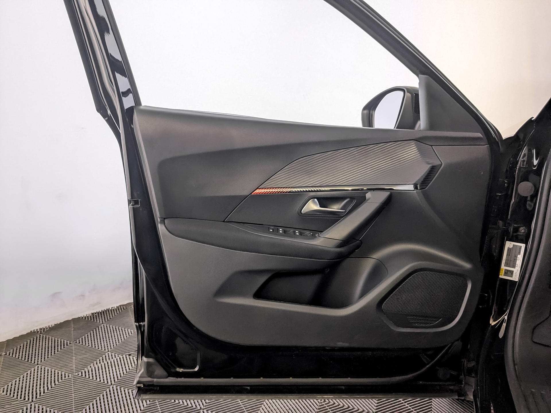 PEUGEOT 2008 1.20 (130 л.с), автомат, 2021, пробег 118 589 км