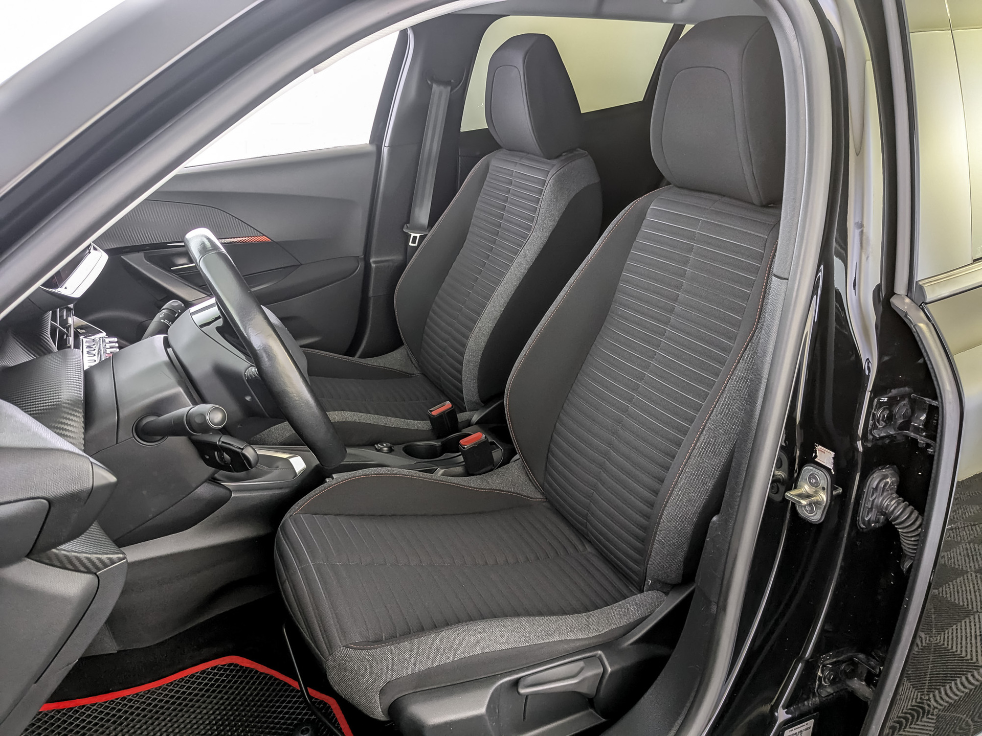 PEUGEOT 2008 1.20 (130 л.с), автомат, 2021, пробег 118 589 км