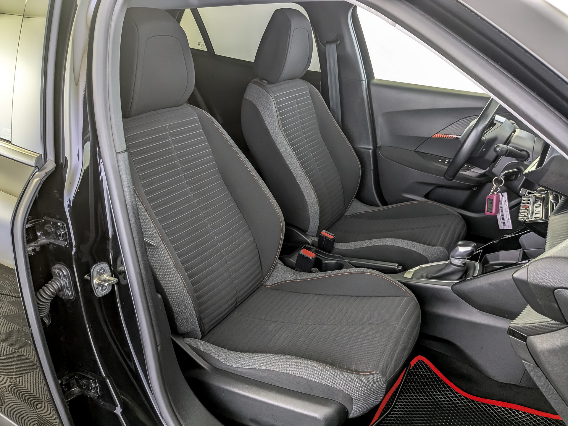 PEUGEOT 2008 1.20 (130 л.с), автомат, 2021, пробег 118 589 км