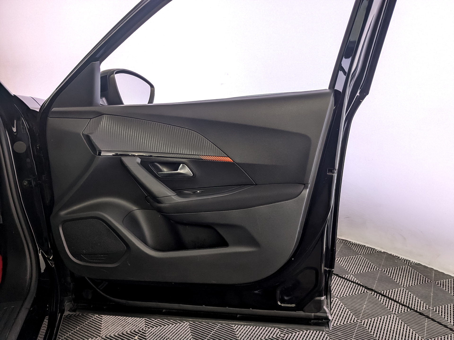 PEUGEOT 2008 1.20 (130 л.с), автомат, 2021, пробег 118 589 км