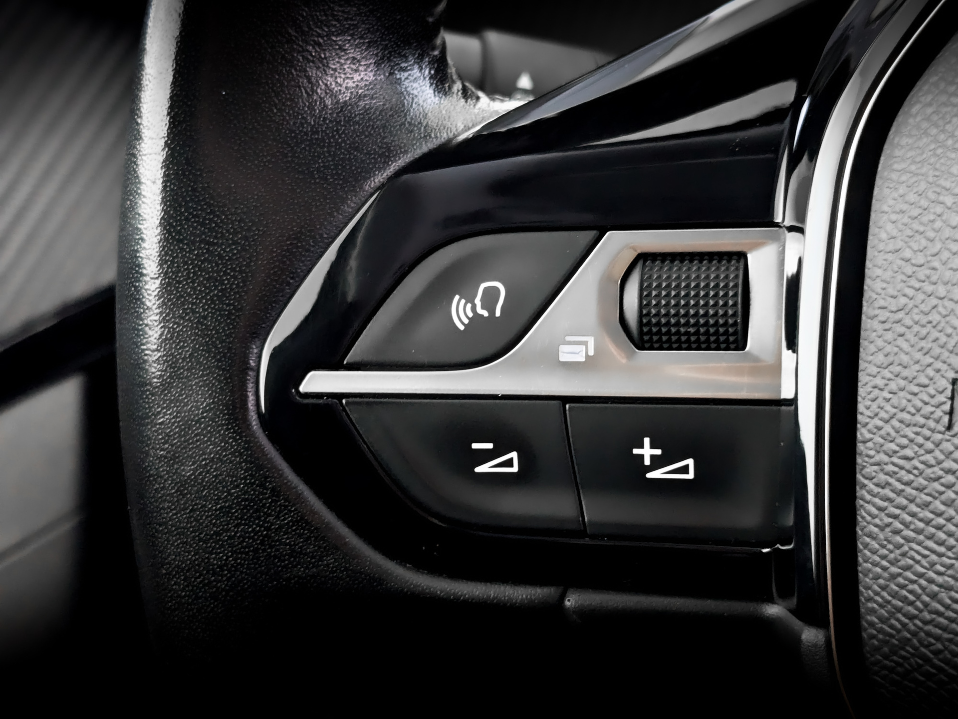 PEUGEOT 2008 1.20 (130 л.с), автомат, 2021, пробег 118 589 км