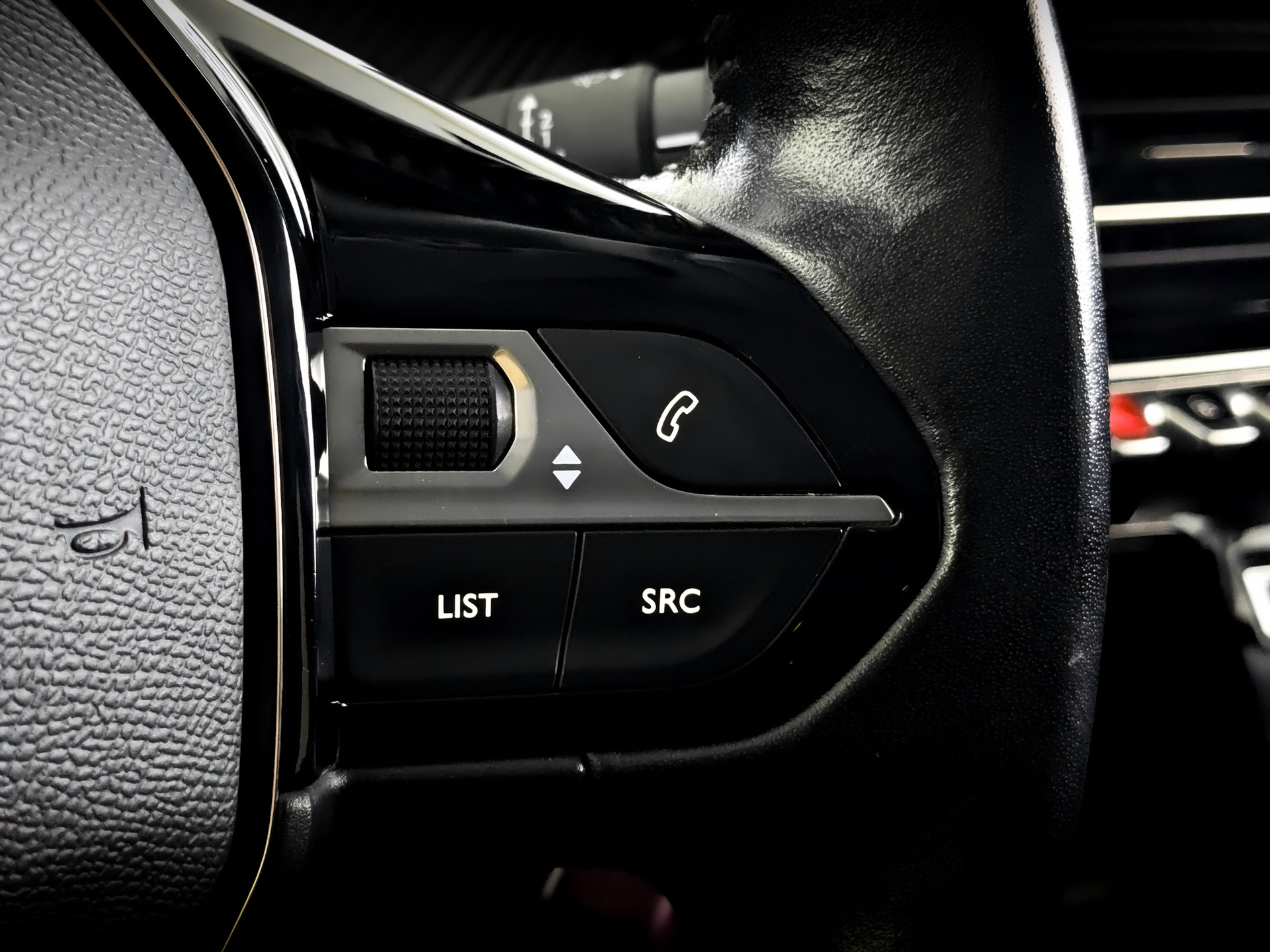 PEUGEOT 2008 1.20 (130 л.с), автомат, 2021, пробег 118 589 км