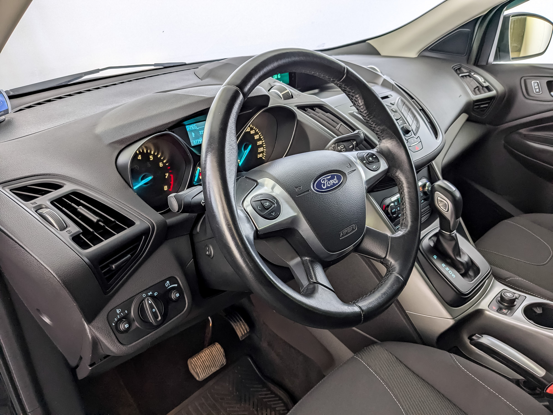 FORD Kuga 2.50 (150 л.с), автомат, 2015, пробег 77 992 км
