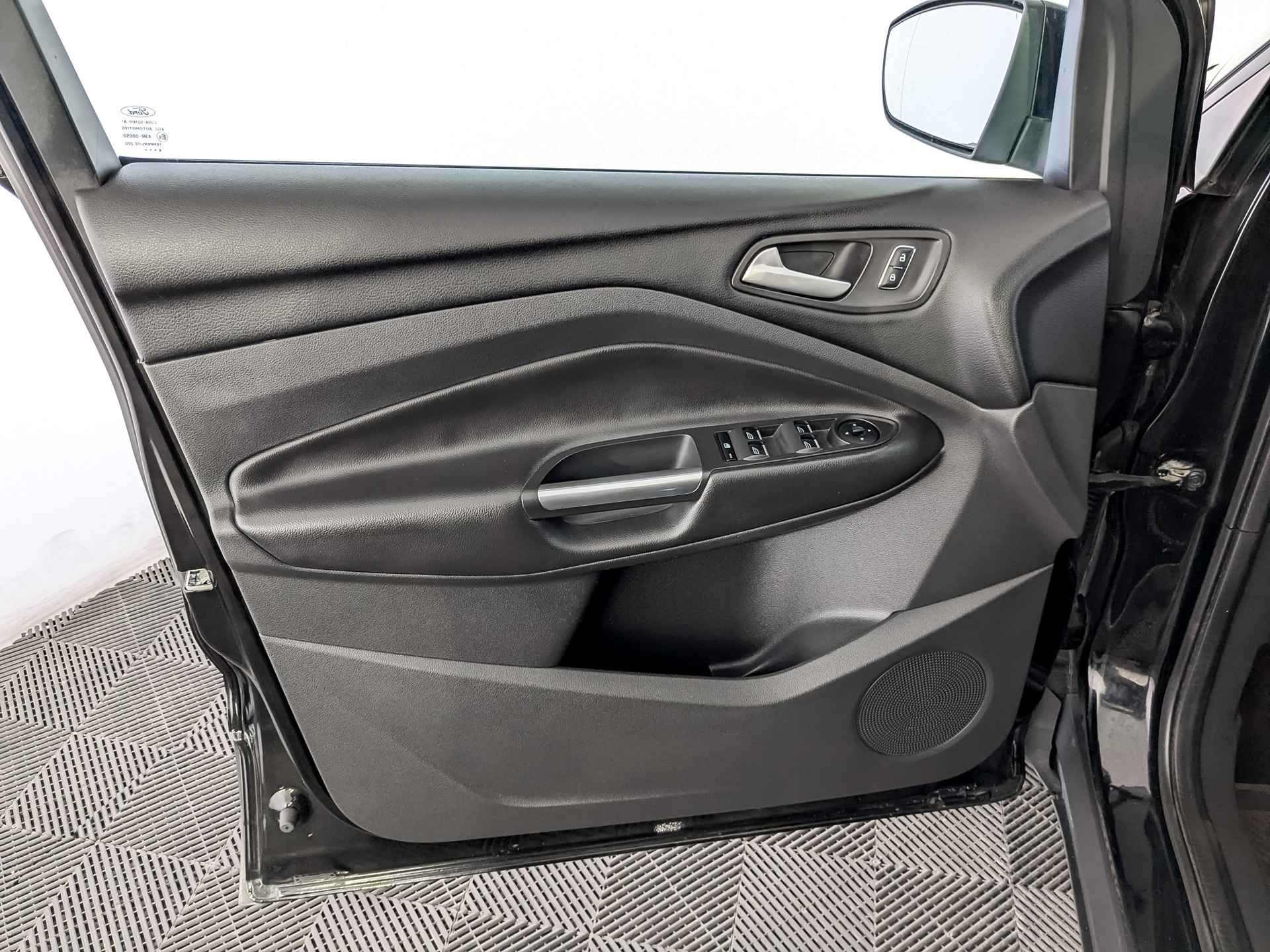 FORD Kuga 2.50 (150 л.с), автомат, 2015, пробег 77 992 км