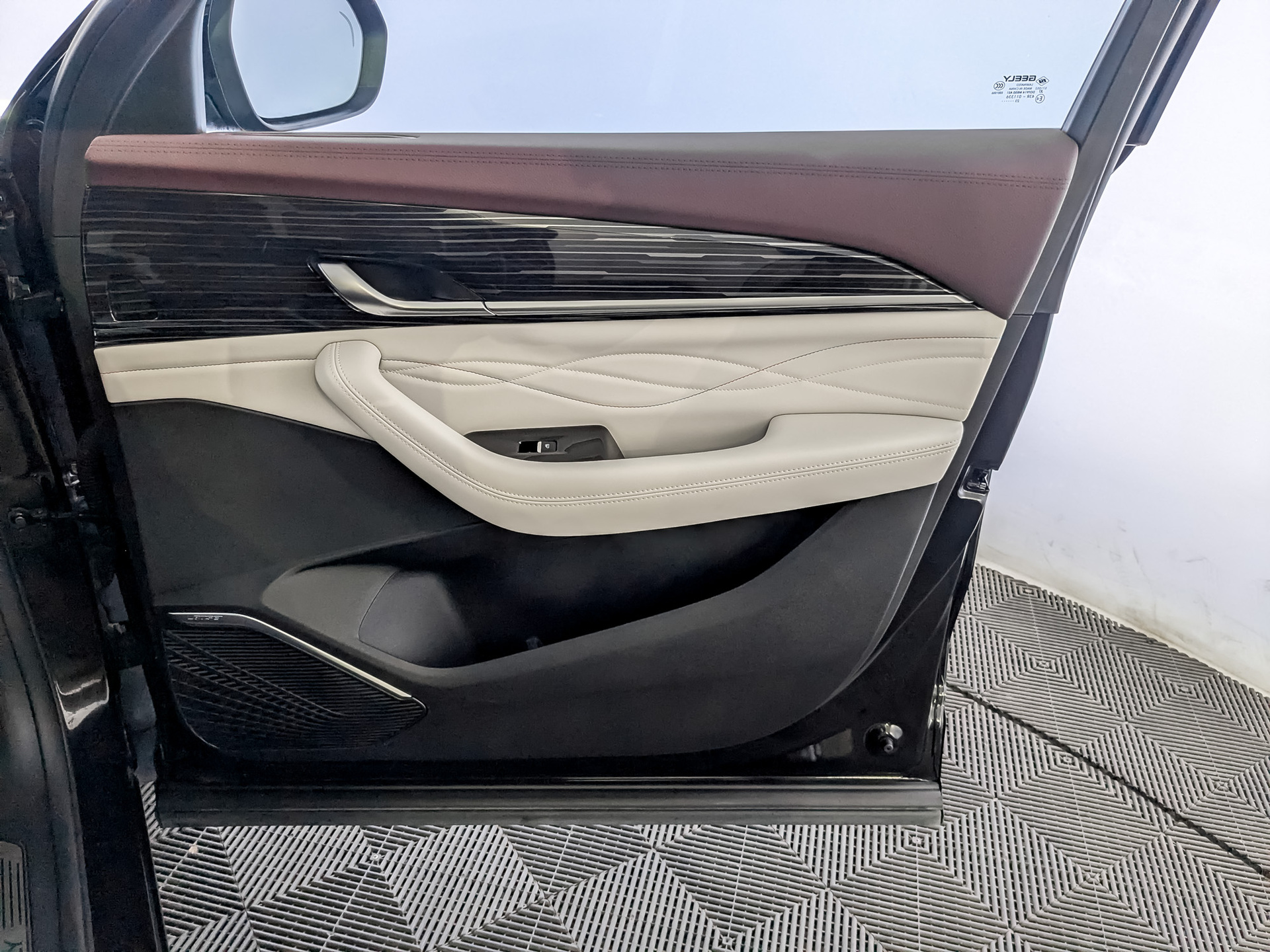 GEELY Monjaro 2.00 (238 л.с), автомат, 2023, пробег 26 976 км