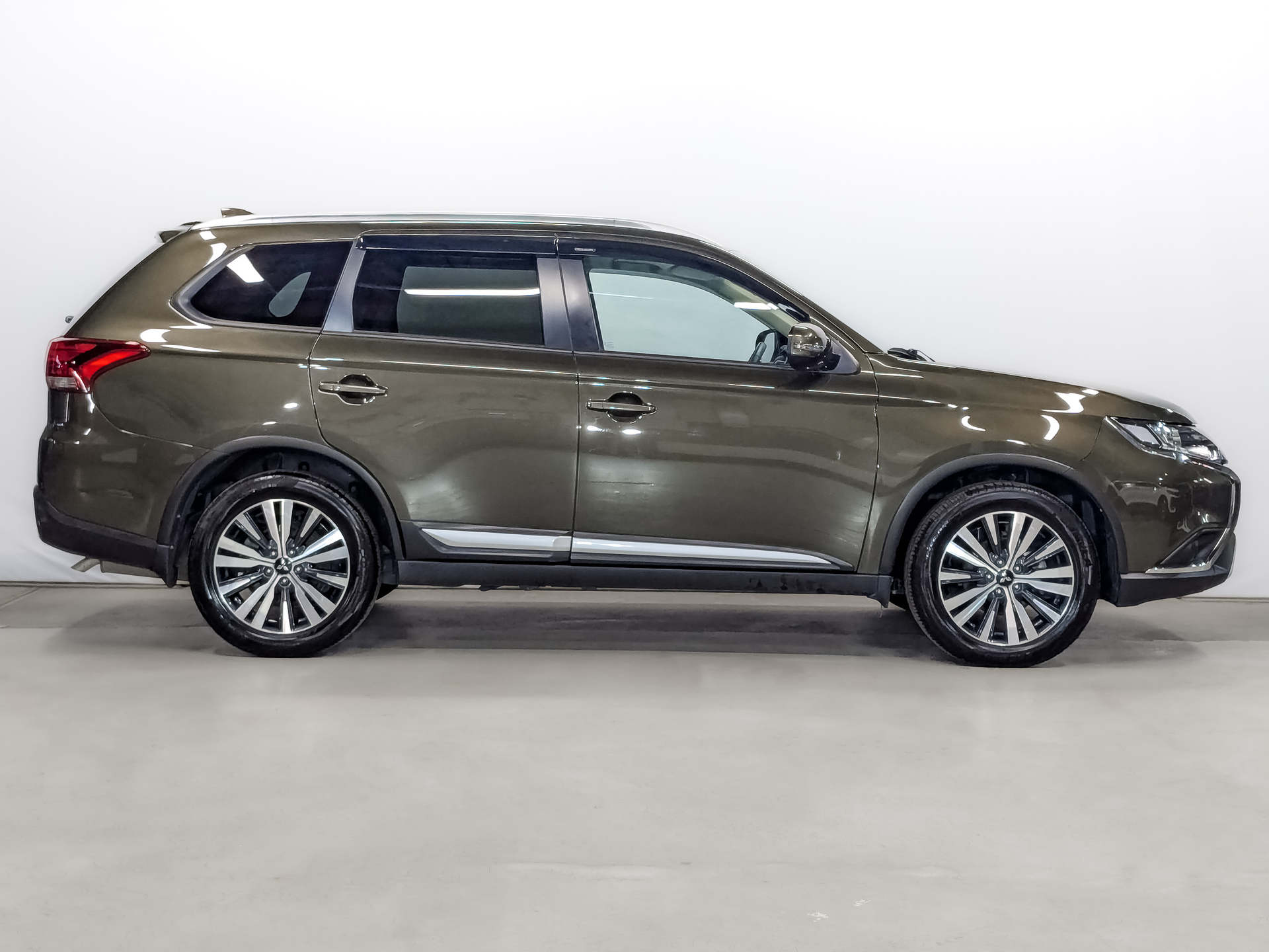 MITSUBISHI Outlander 2.00 (146 л.с), автомат, 2020, пробег 100 043 км