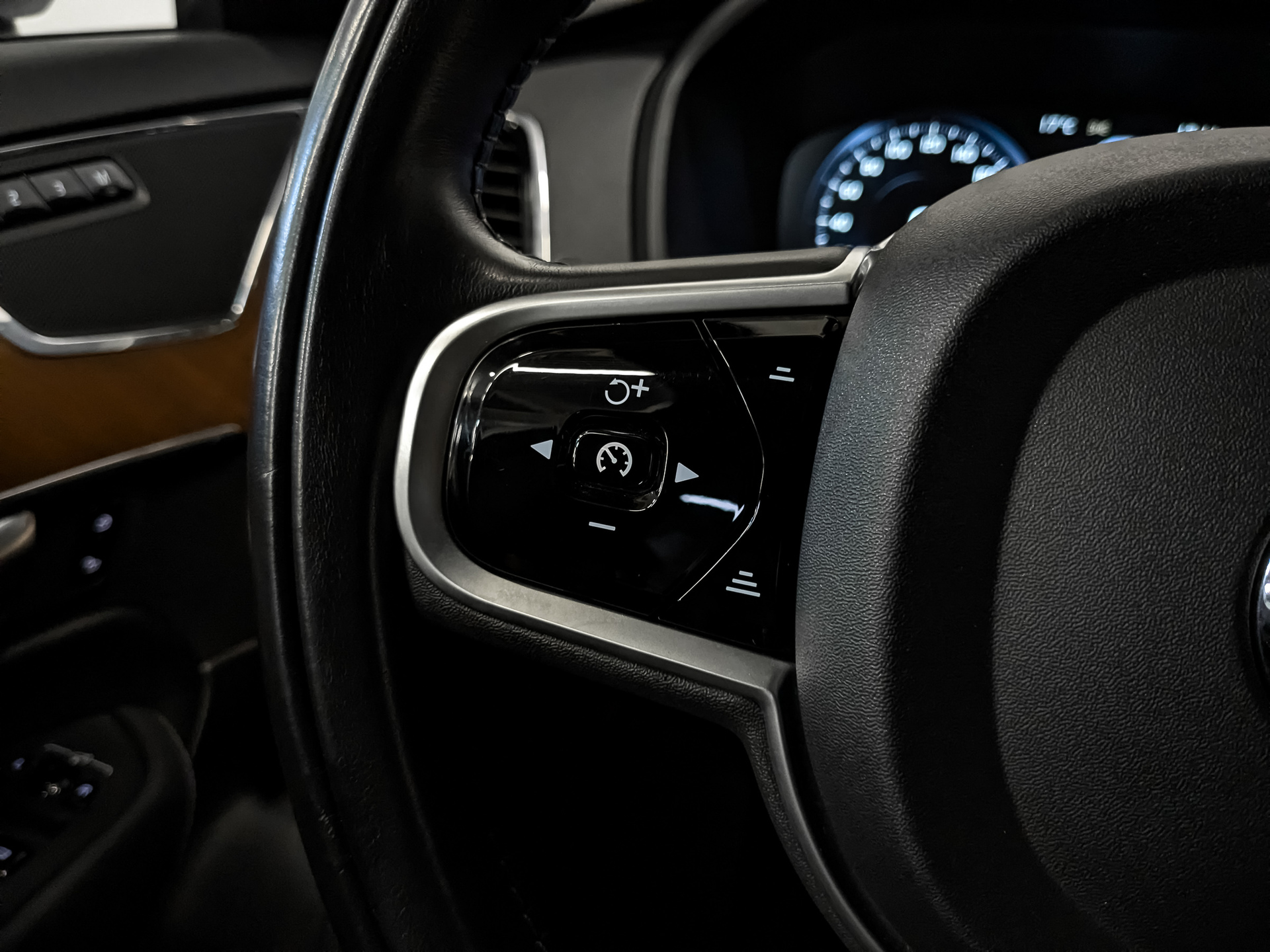 VOLVO XC90 2.00 (249 л.с), автомат, 2018, пробег 59 262 км