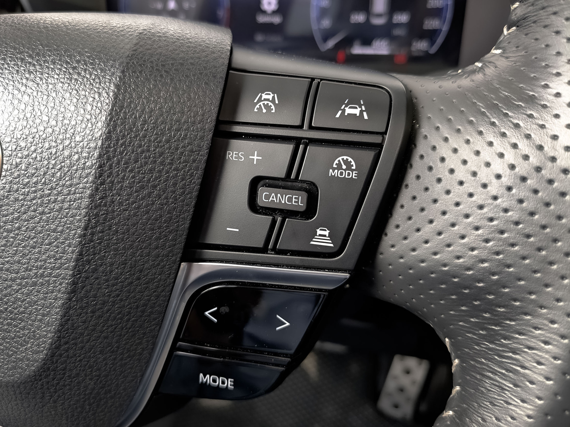 TOYOTA Camry 2.00 (173 л.с), автомат, 2024, пробег 18 224 км