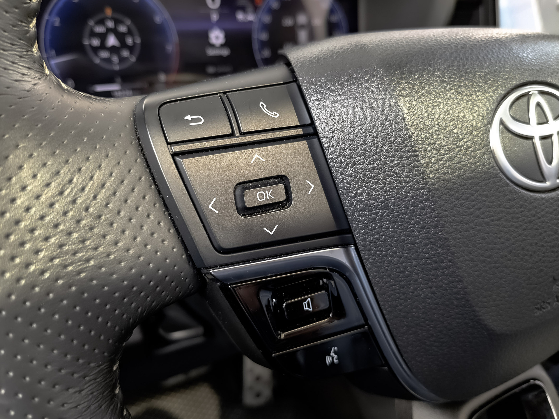 TOYOTA Camry 2.00 (173 л.с), автомат, 2024, пробег 18 224 км