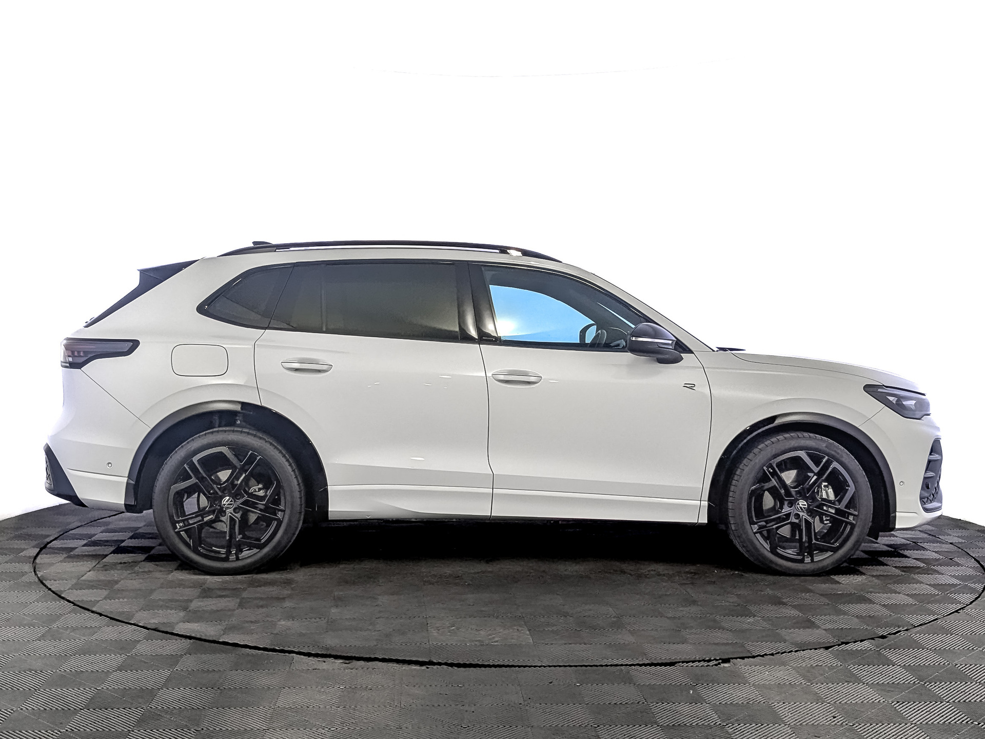 VOLKSWAGEN Tiguan 2.00 (220 л.с), автомат, 2025, пробег 9 741 км