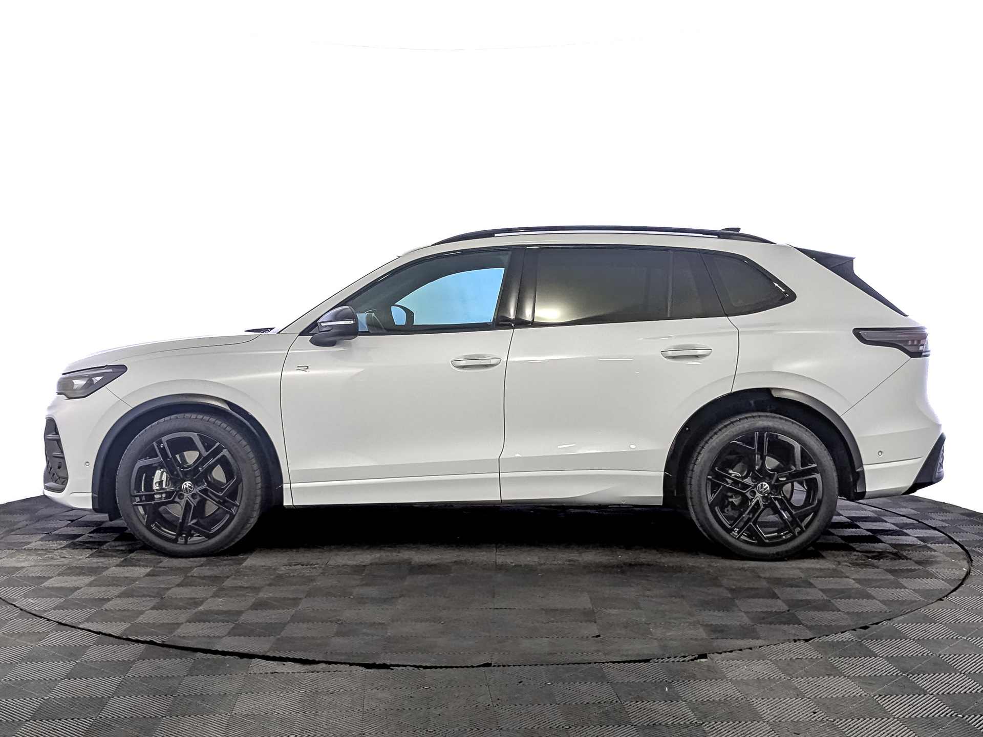 VOLKSWAGEN Tiguan 2.00 (220 л.с), автомат, 2025, пробег 9 741 км