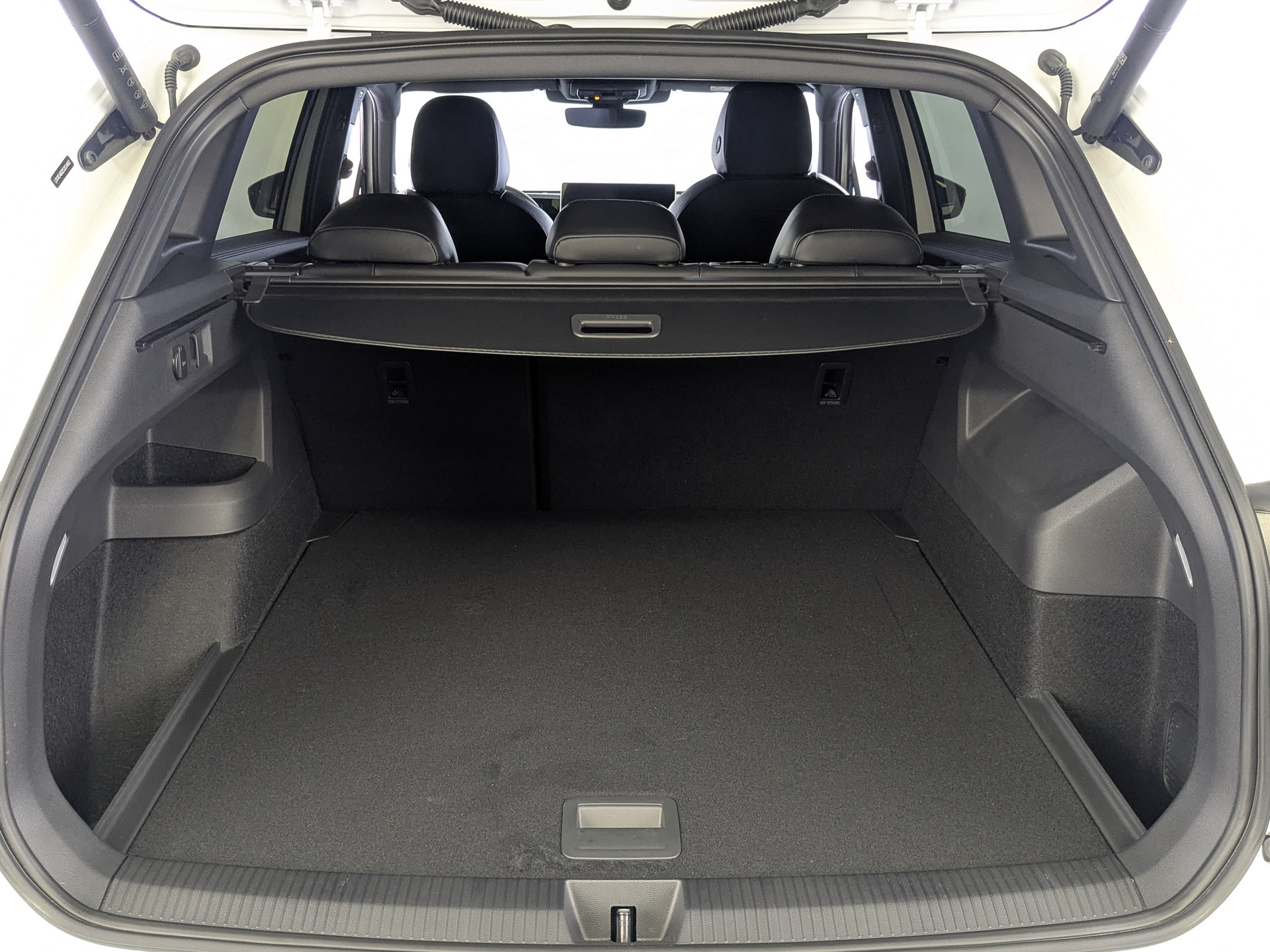 VOLKSWAGEN Tiguan 2.00 (220 л.с), автомат, 2025, пробег 9 741 км