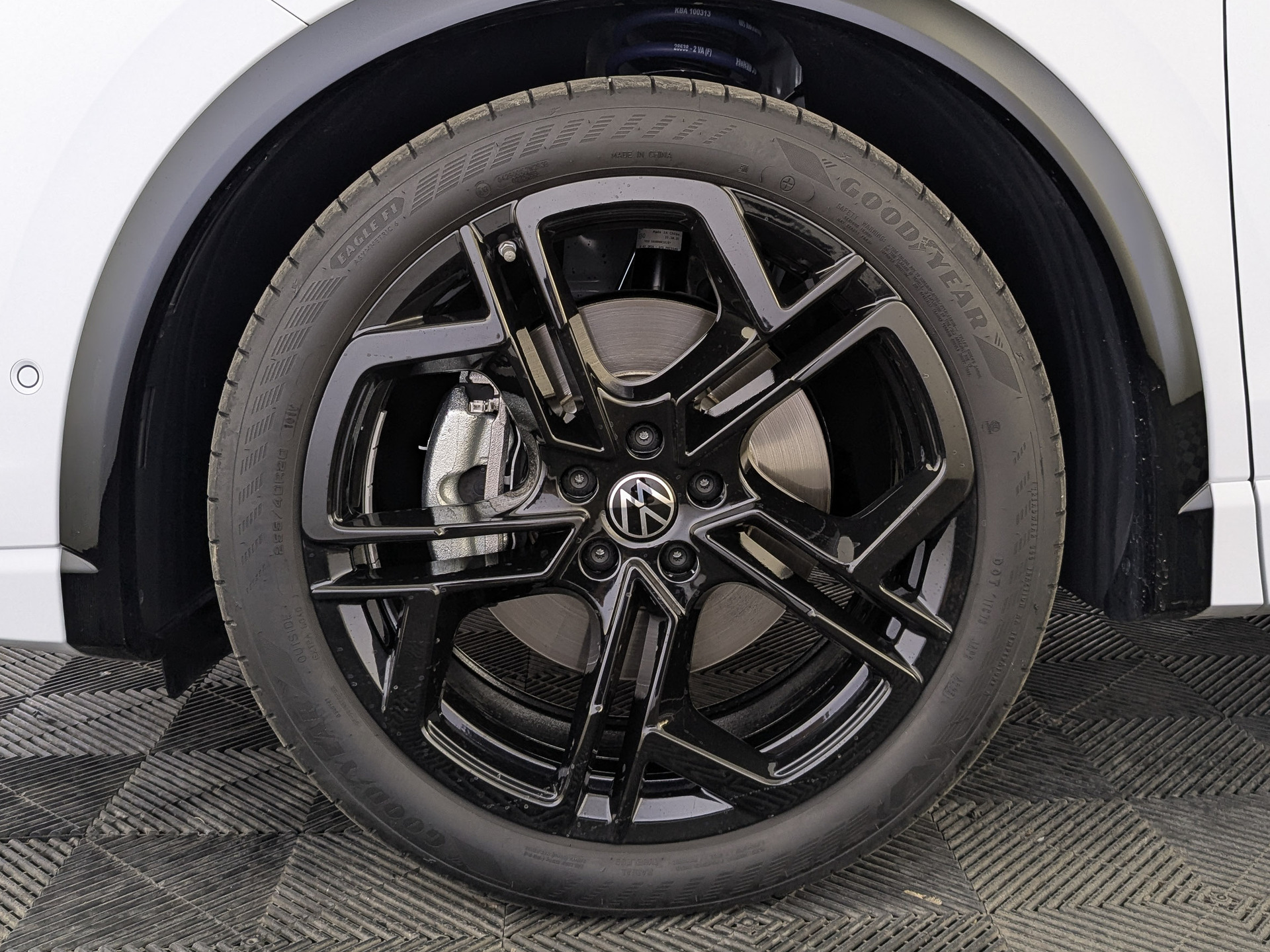 VOLKSWAGEN Tiguan 2.00 (220 л.с), автомат, 2025, пробег 9 741 км