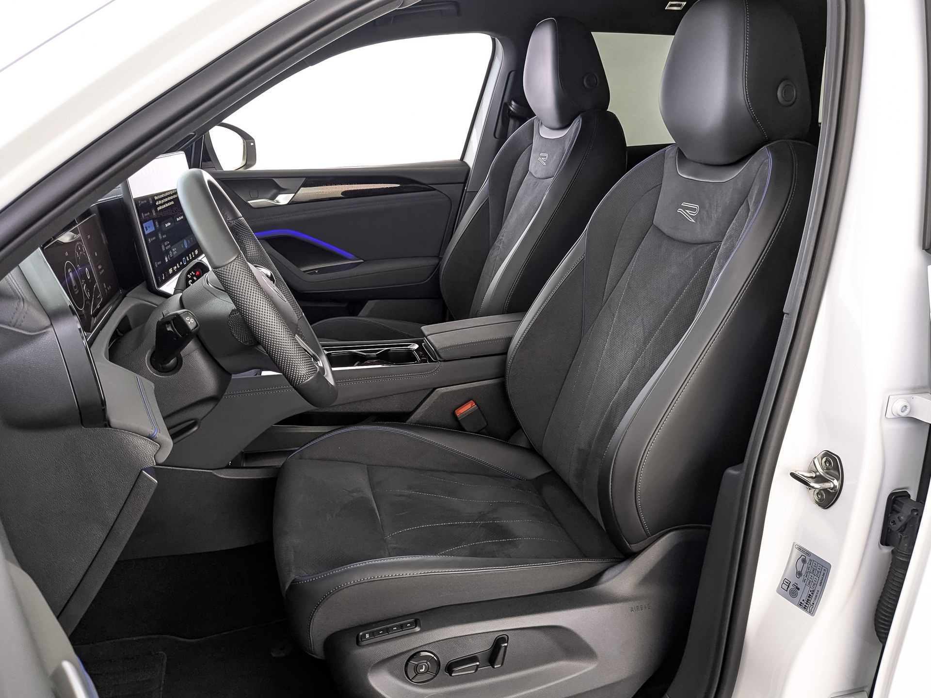 VOLKSWAGEN Tiguan 2.00 (220 л.с), автомат, 2025, пробег 9 741 км