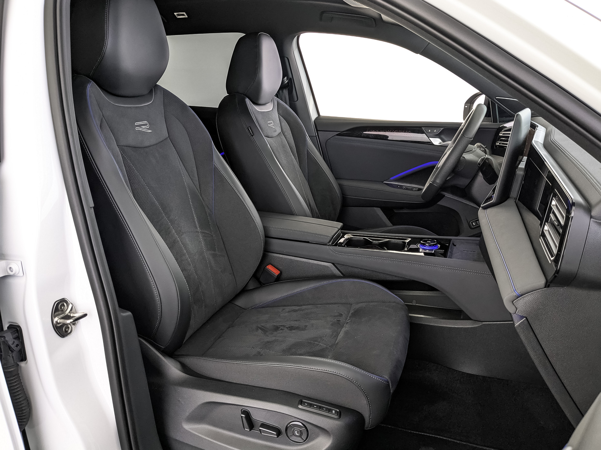 VOLKSWAGEN Tiguan 2.00 (220 л.с), автомат, 2025, пробег 9 741 км