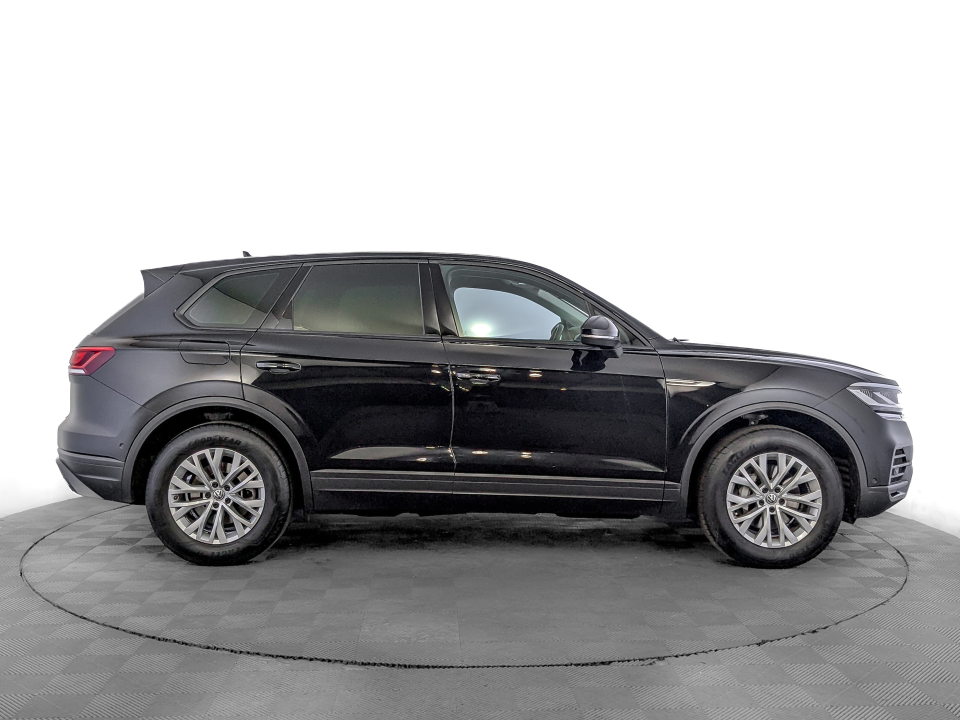 VOLKSWAGEN Touareg 2.00 (249 л.с), автомат, 2019, пробег 37 553 км