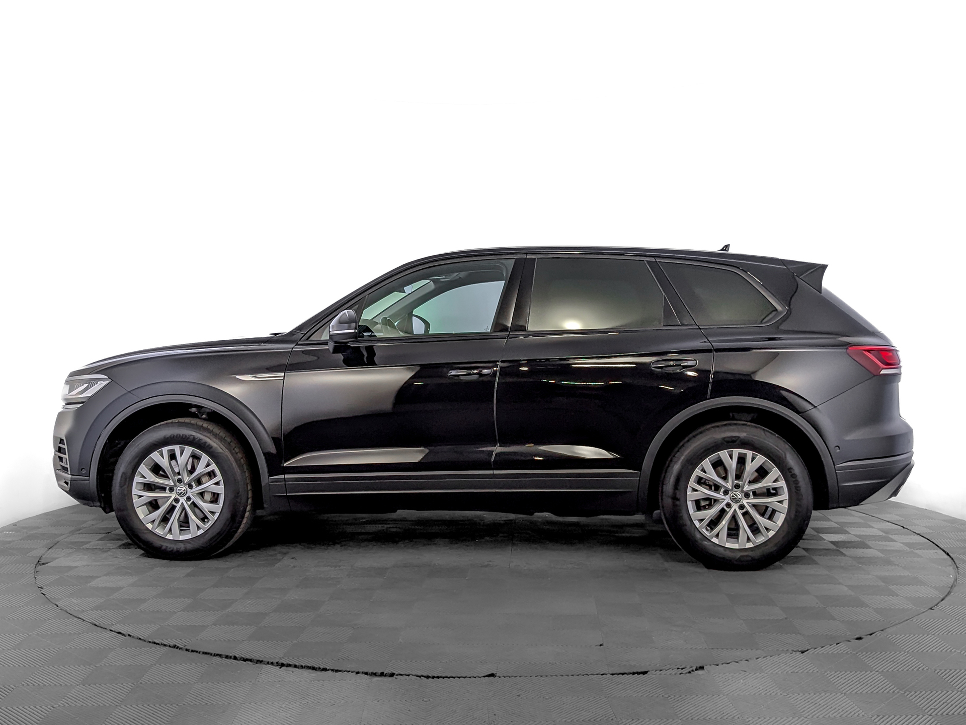VOLKSWAGEN Touareg 2.00 (249 л.с), автомат, 2019, пробег 37 553 км