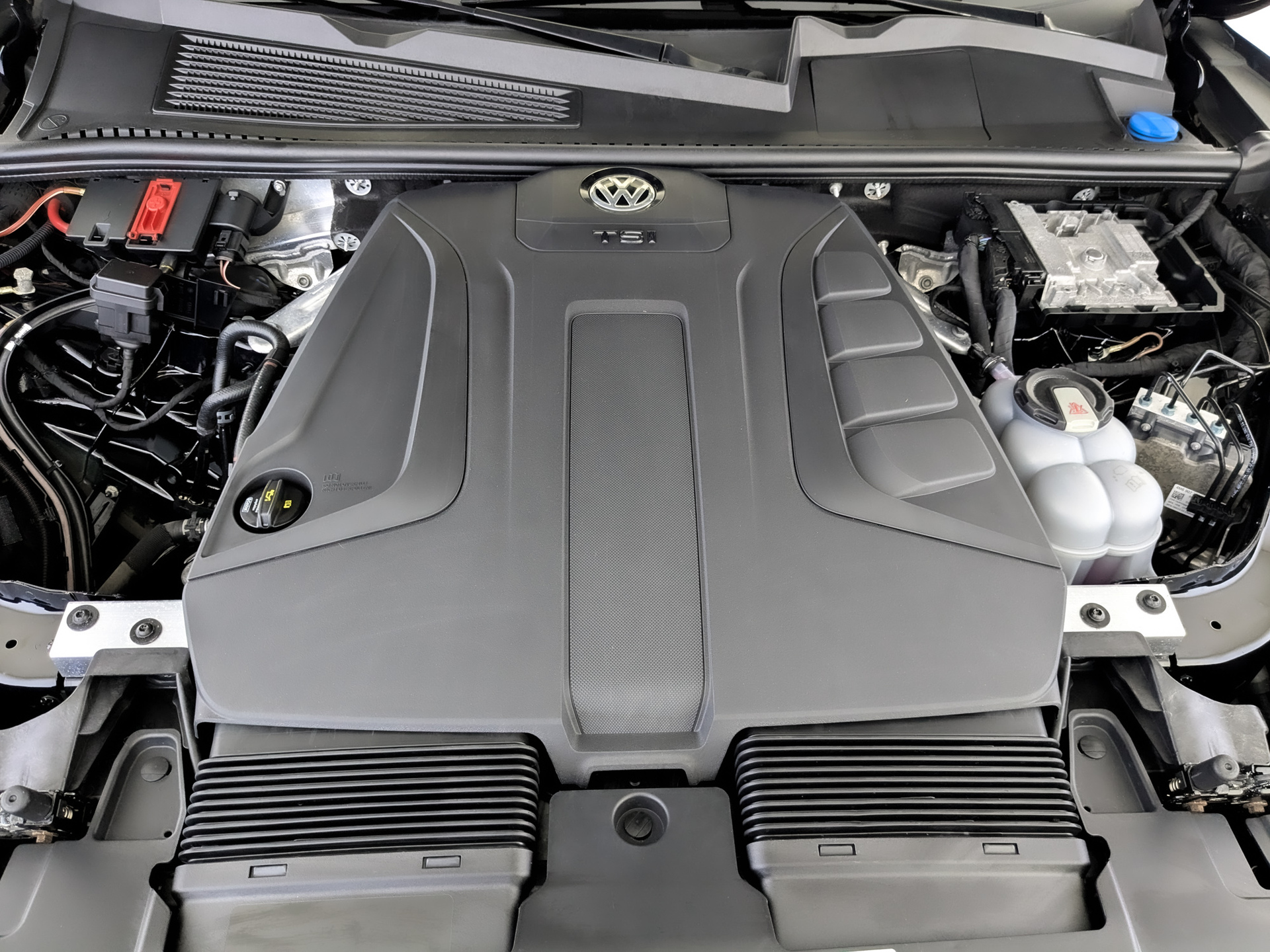 VOLKSWAGEN Touareg 2.00 (249 л.с), автомат, 2019, пробег 37 553 км