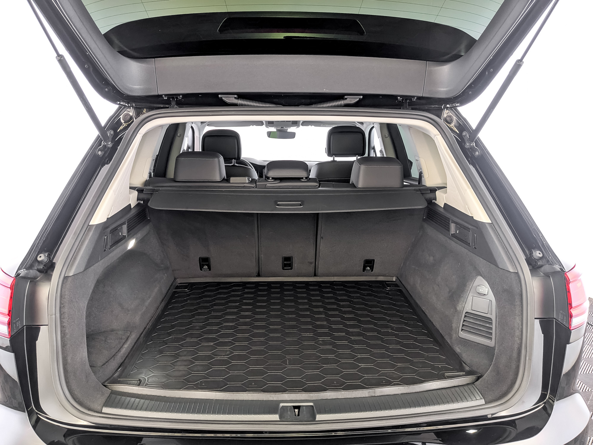 VOLKSWAGEN Touareg 2.00 (249 л.с), автомат, 2019, пробег 37 553 км