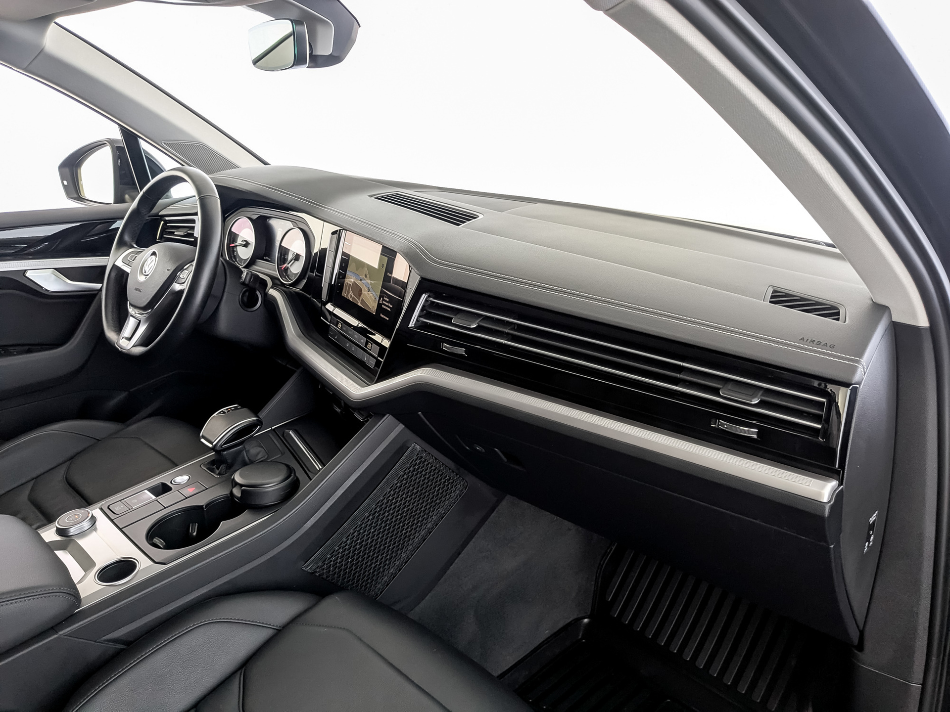 VOLKSWAGEN Touareg 2.00 (249 л.с), автомат, 2019, пробег 37 553 км