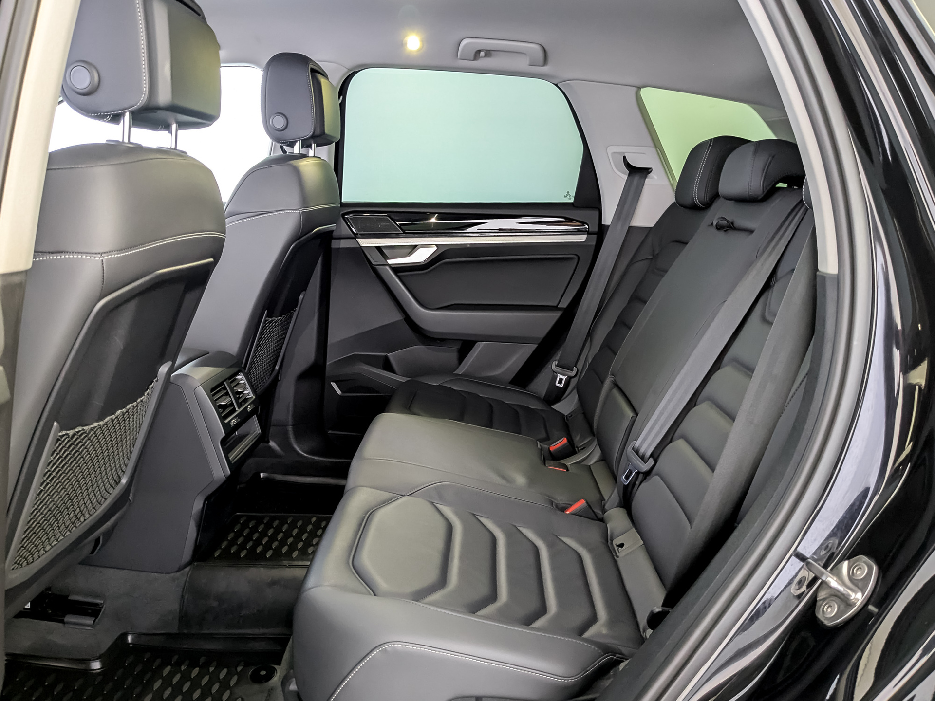 VOLKSWAGEN Touareg 2.00 (249 л.с), автомат, 2019, пробег 37 553 км