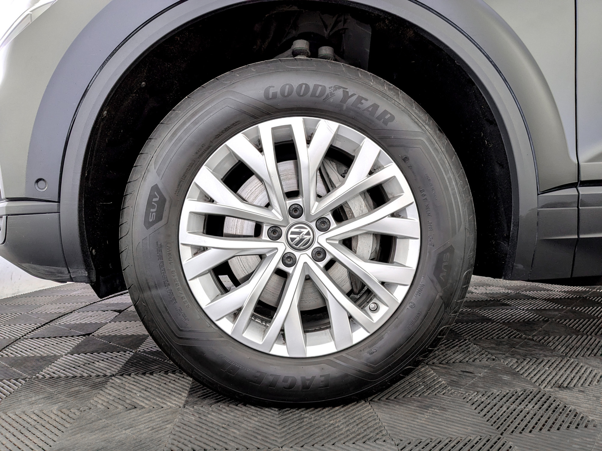 VOLKSWAGEN Touareg 2.00 (249 л.с), автомат, 2019, пробег 37 553 км