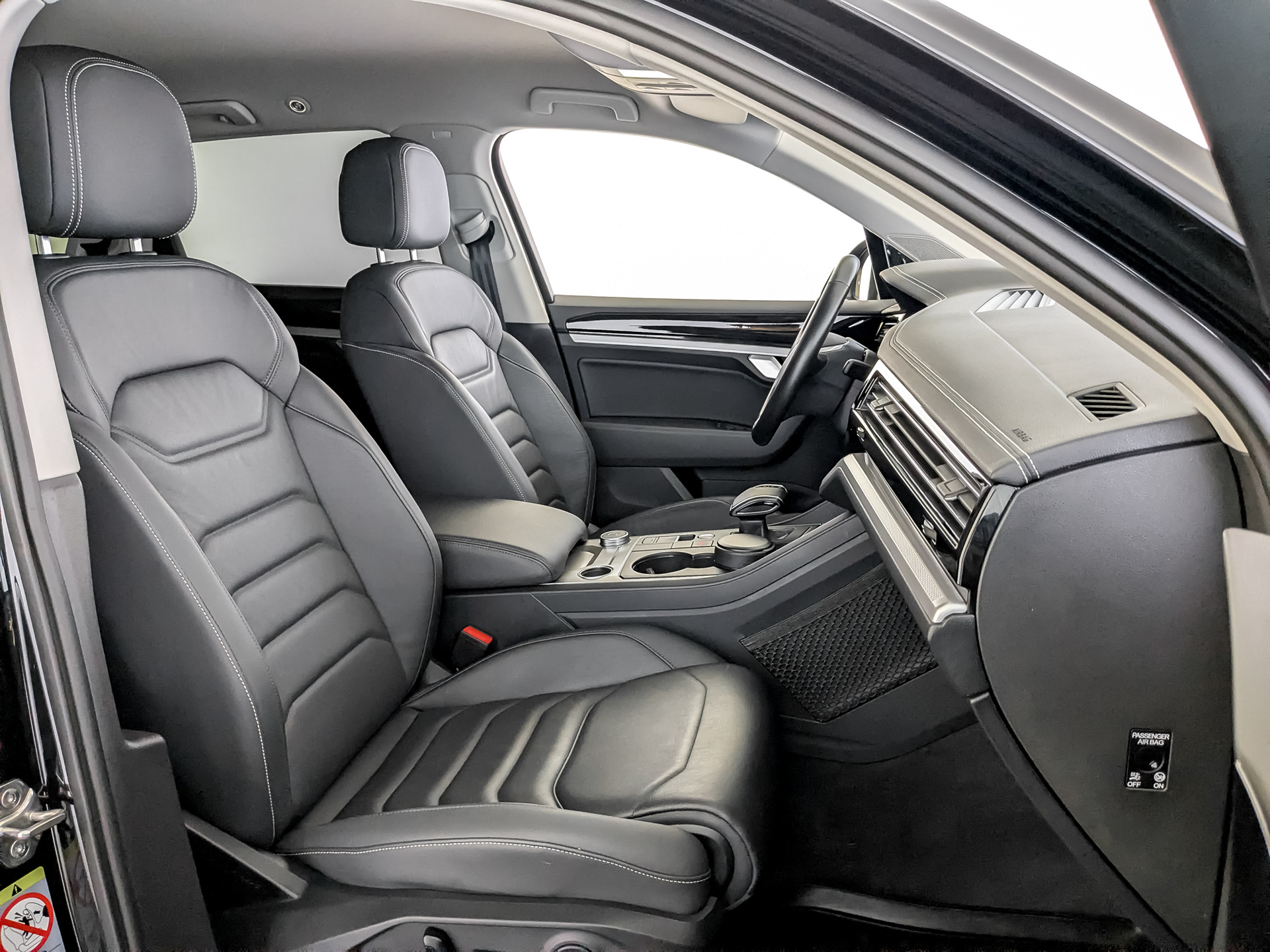 VOLKSWAGEN Touareg 2.00 (249 л.с), автомат, 2019, пробег 37 553 км