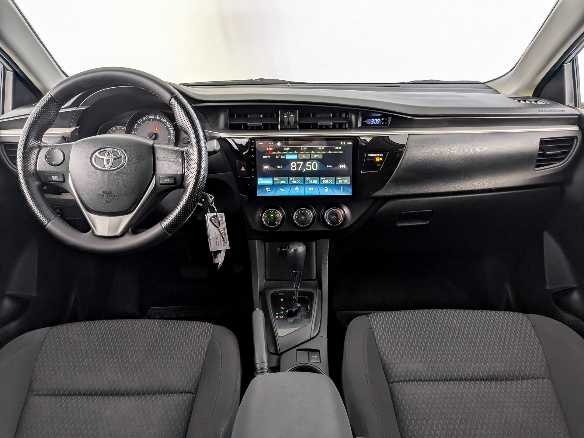 TOYOTA Corolla 1.60 (122 л.с), автомат, 2014, пробег 193 095 км